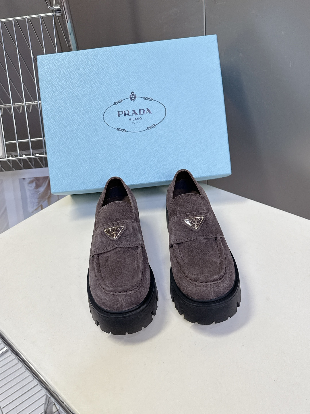 PRADA 普拉达最新款三角标厚底 乐福鞋皮鞋超多明星网红种草 绝对是今年的大爆款贼好看 简约的鞋面设计