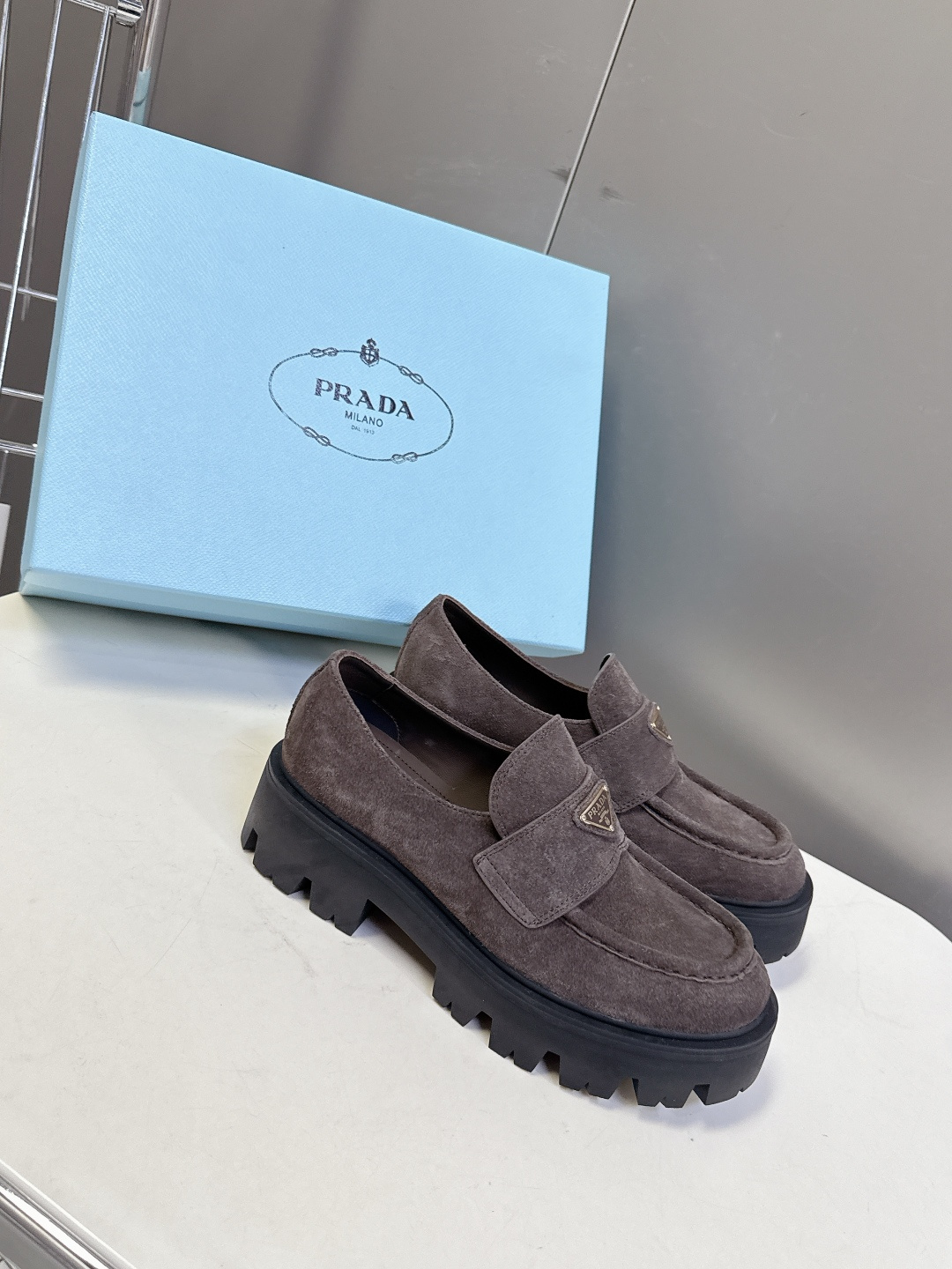 PRADA 普拉达最新款三角标厚底 乐福鞋皮鞋超多明星网红种草 绝对是今年的大爆款贼好看 简约的鞋面设计