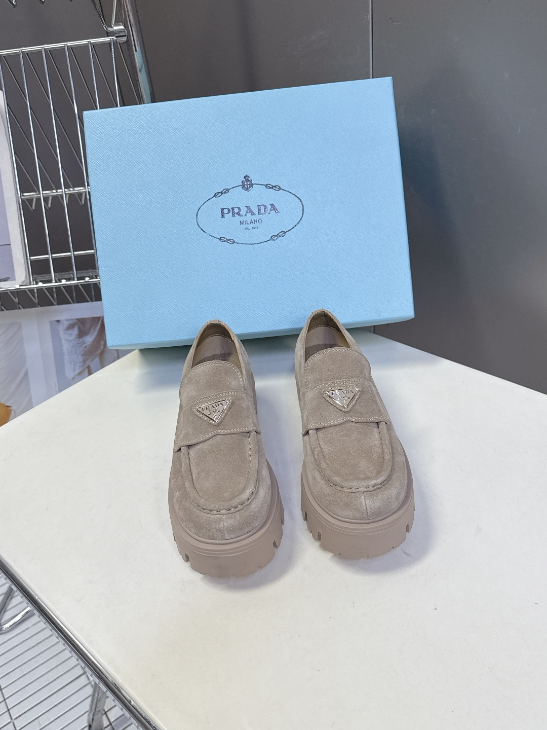 PRADA 普拉达最新款三角标厚底 乐福鞋皮鞋超多明星网红种草 绝对是今年的大爆款贼好看 简约的鞋面设计