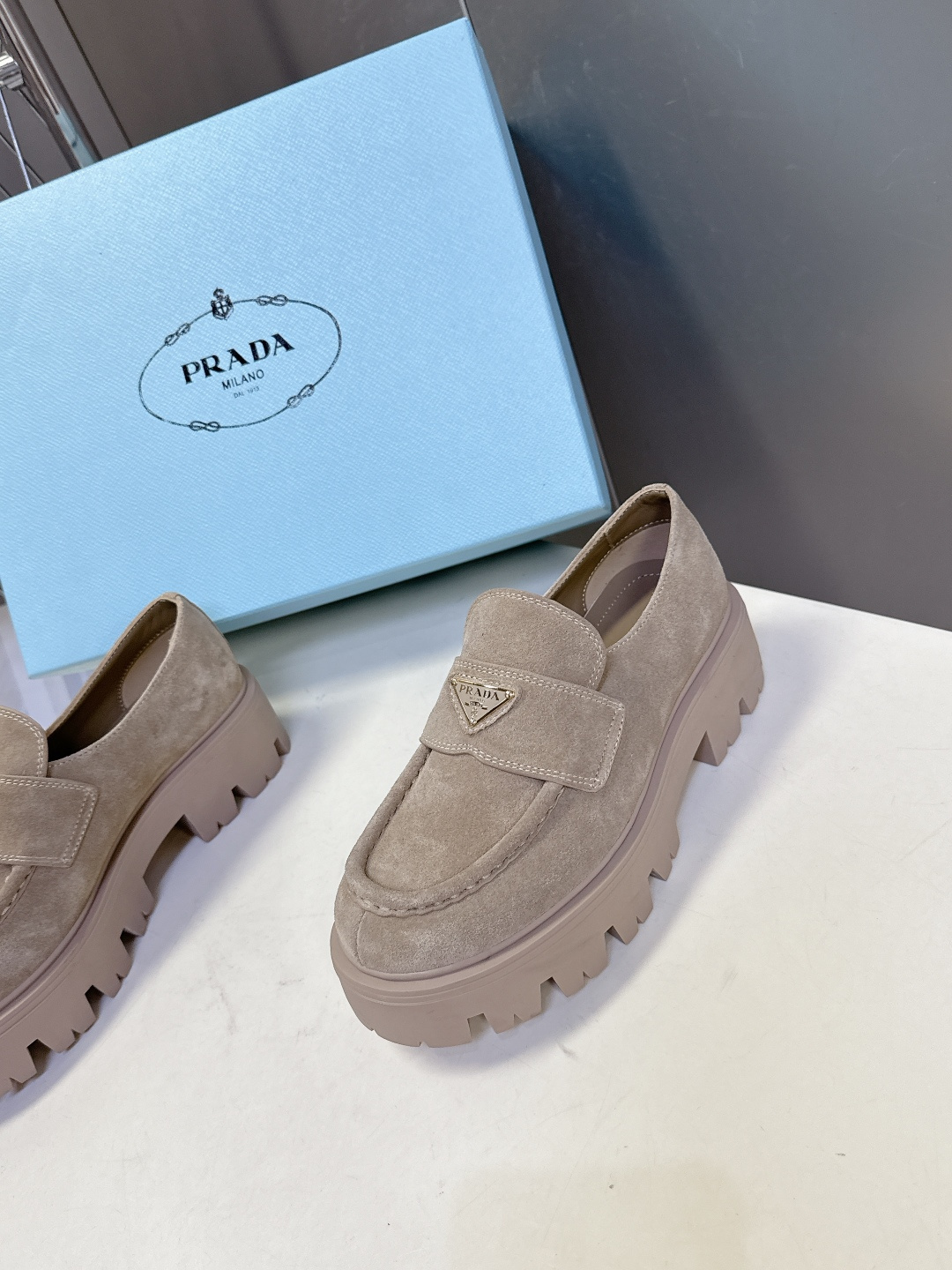 PRADA 普拉达最新款三角标厚底 乐福鞋皮鞋超多明星网红种草 绝对是今年的大爆款贼好看 简约的鞋面设计