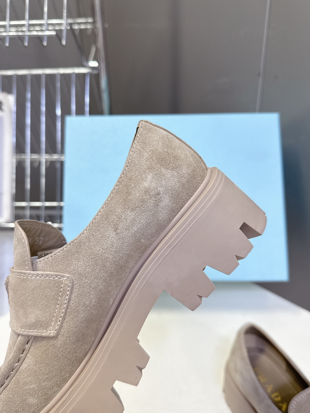 PRADA 普拉达最新款三角标厚底 乐福鞋皮鞋超多明星网红种草 绝对是今年的大爆款贼好看 简约的鞋面设计