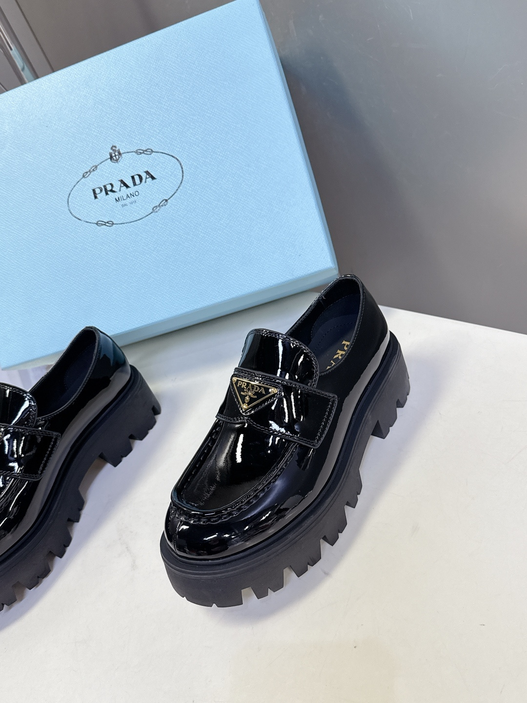 PRADA 普拉达最新款三角标厚底 乐福鞋皮鞋超多明星网红种草 绝对是今年的大爆款贼好看 简约的鞋面设计