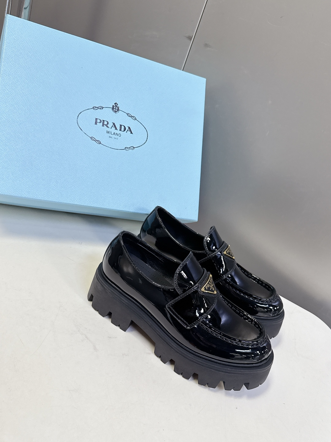 PRADA 普拉达最新款三角标厚底 乐福鞋皮鞋超多明星网红种草 绝对是今年的大爆款贼好看 简约的鞋面设计