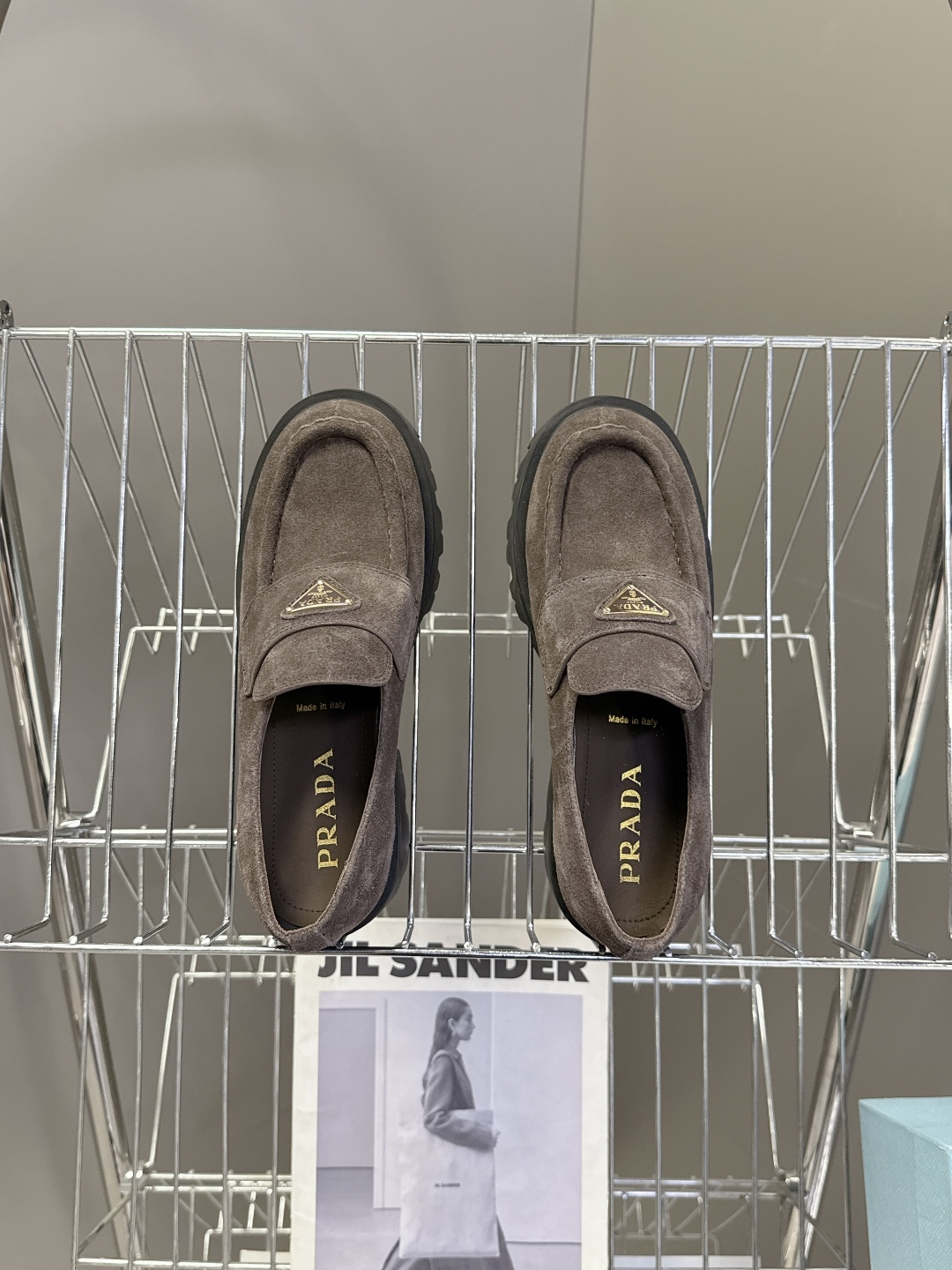 PRADA 普拉达最新款三角标厚底 乐福鞋皮鞋超多明星网红种草 绝对是今年的大爆款贼好看 简约的鞋面设计