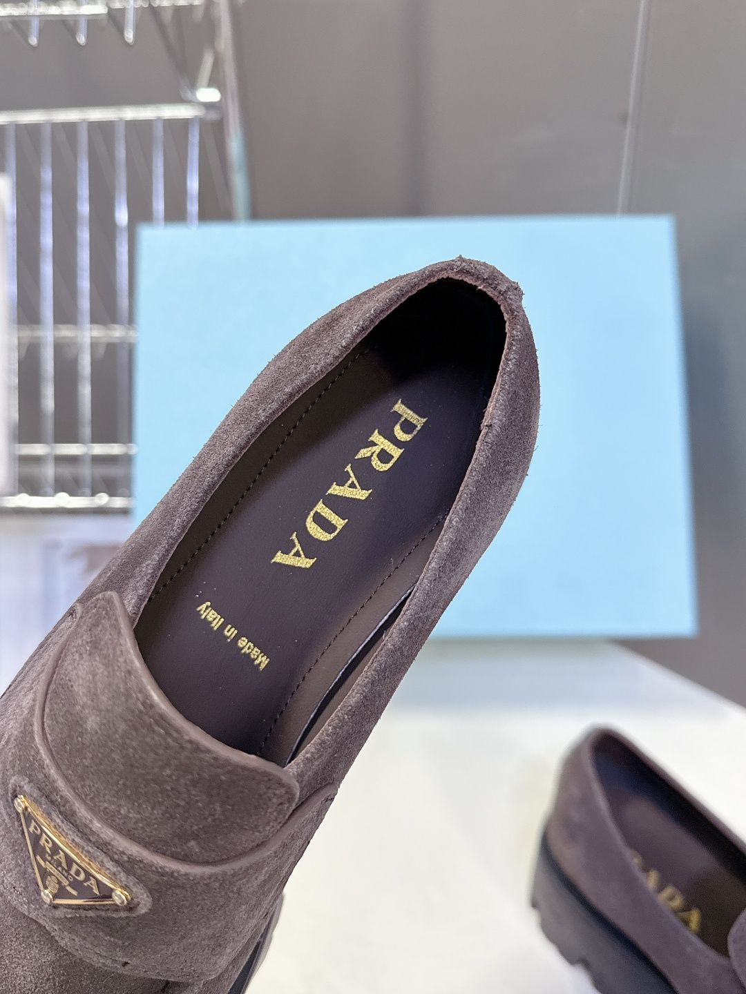 PRADA 普拉达最新款三角标厚底 乐福鞋皮鞋超多明星网红种草 绝对是今年的大爆款贼好看 简约的鞋面设计