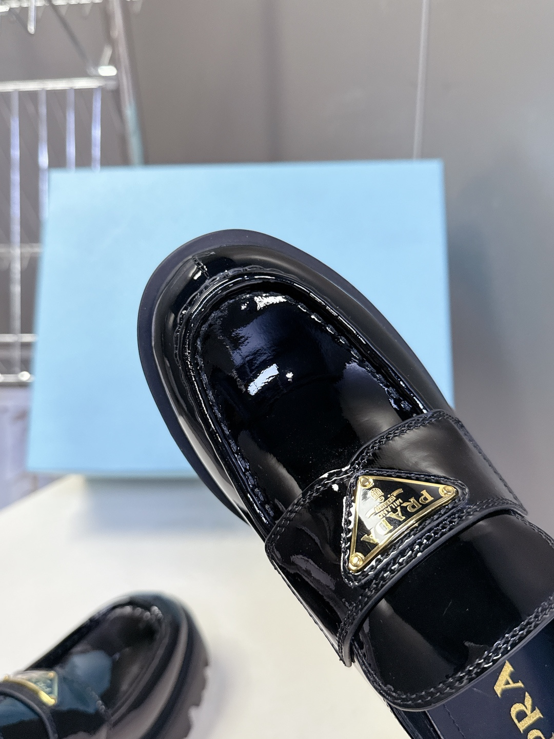 PRADA 普拉达最新款三角标厚底 乐福鞋皮鞋超多明星网红种草 绝对是今年的大爆款贼好看 简约的鞋面设计