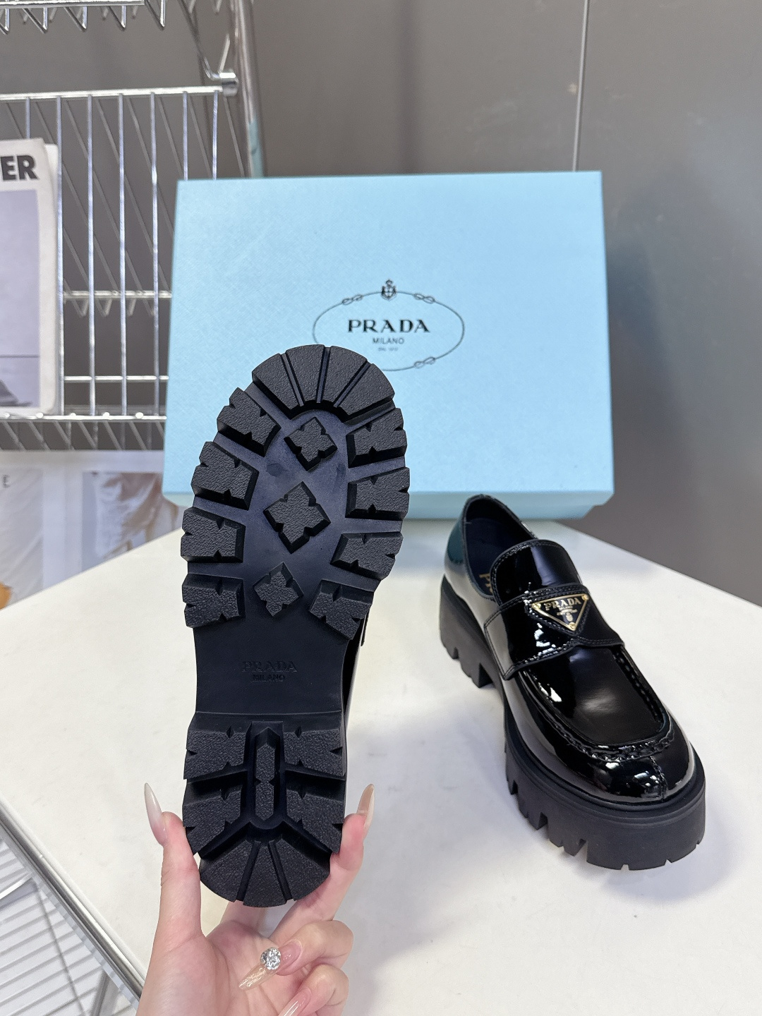 PRADA 普拉达最新款三角标厚底 乐福鞋皮鞋超多明星网红种草 绝对是今年的大爆款贼好看 简约的鞋面设计