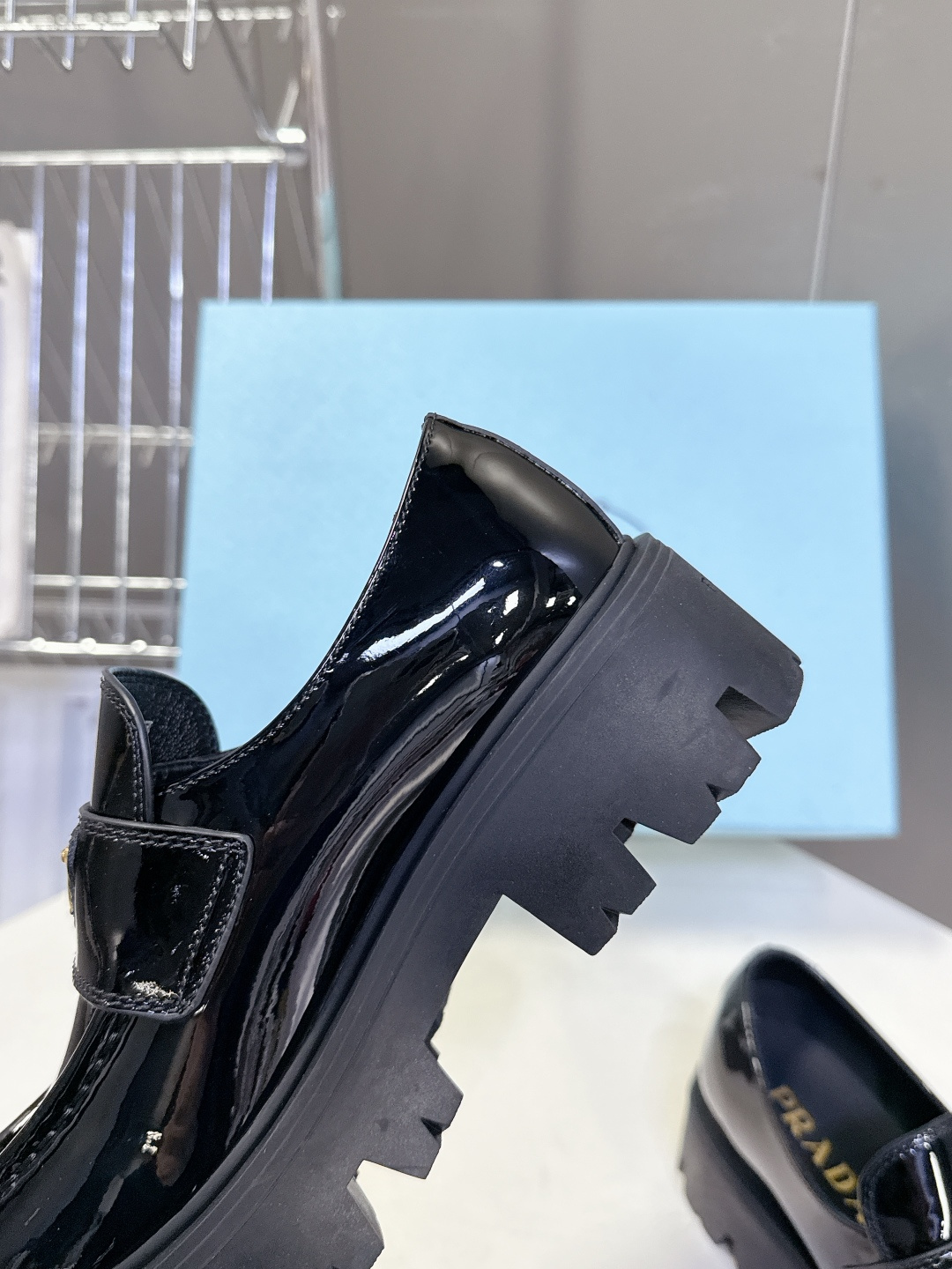 PRADA 普拉达最新款三角标厚底 乐福鞋皮鞋超多明星网红种草 绝对是今年的大爆款贼好看 简约的鞋面设计