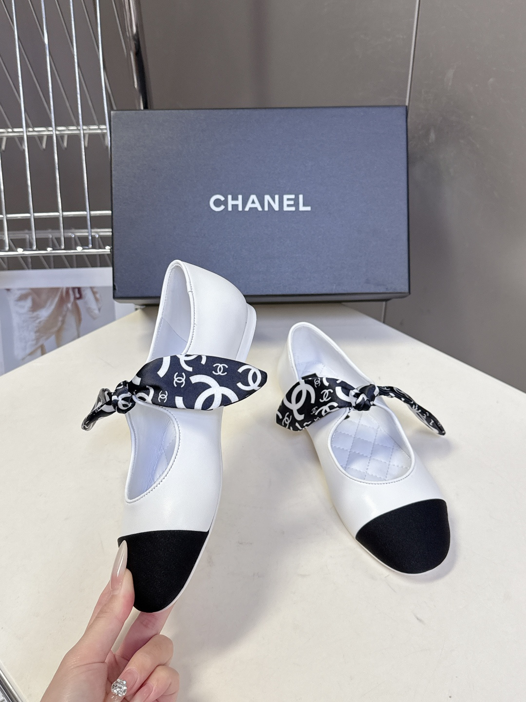 CHANEL香奈儿26C春夏最新款玛丽珍鞋 超多网红时尚博主种草 高级感舒适，配女神们的半身裙 经典的小