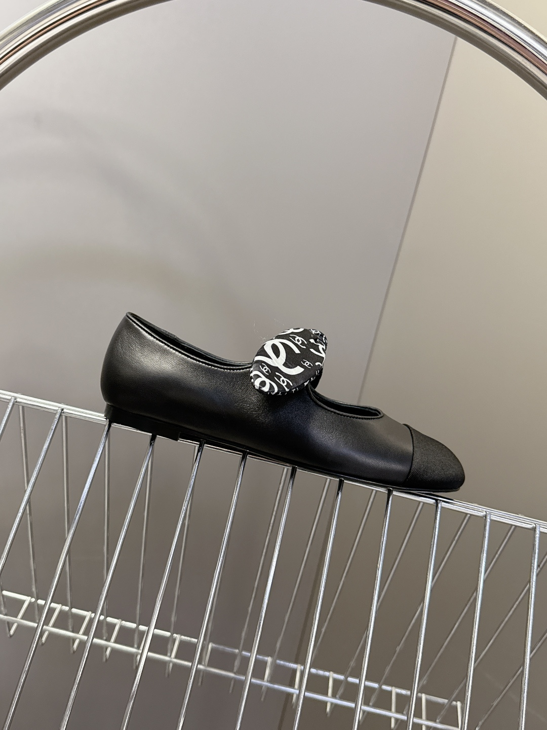 CHANEL香奈儿26C春夏最新款玛丽珍鞋 超多网红时尚博主种草 高级感舒适，配女神们的半身裙 经典的小