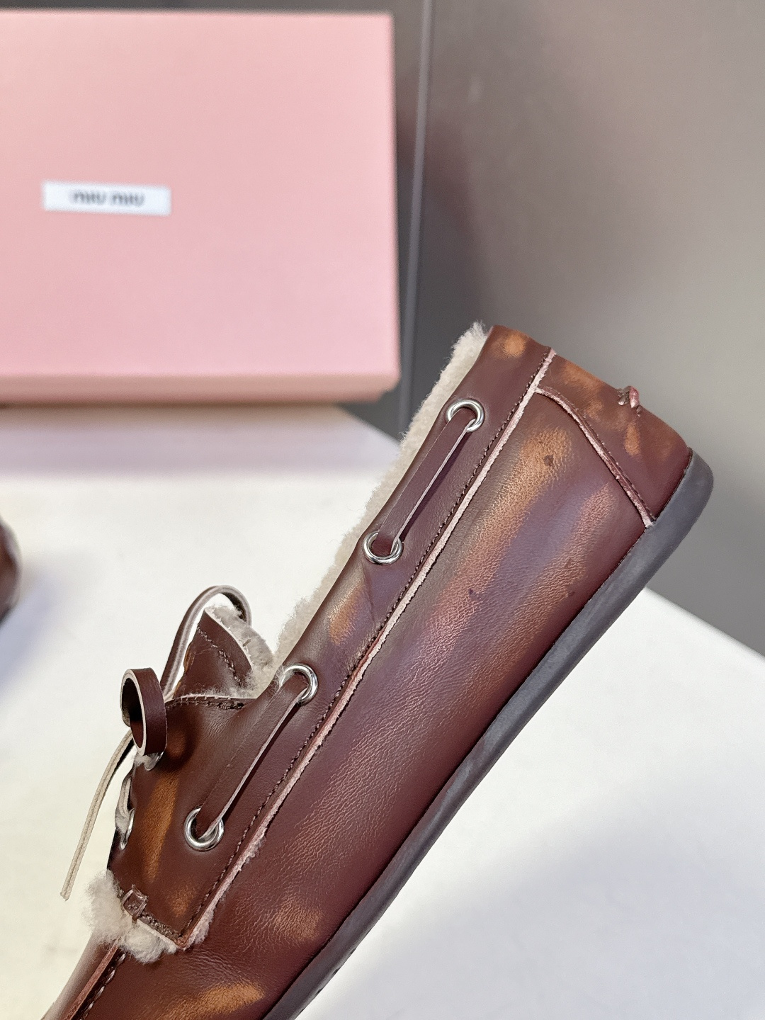 MiuMiu缪缪秋冬最新款 豆豆鞋 毛毛鞋 超多明星网红种草 非常火的薄底设计元素 简简单单的擦色复古小