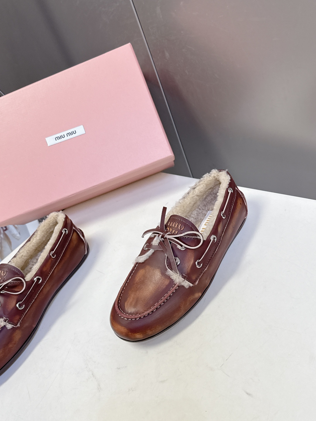 MiuMiu缪缪秋冬最新款 豆豆鞋 毛毛鞋 超多明星网红种草 非常火的薄底设计元素 简简单单的擦色复古小