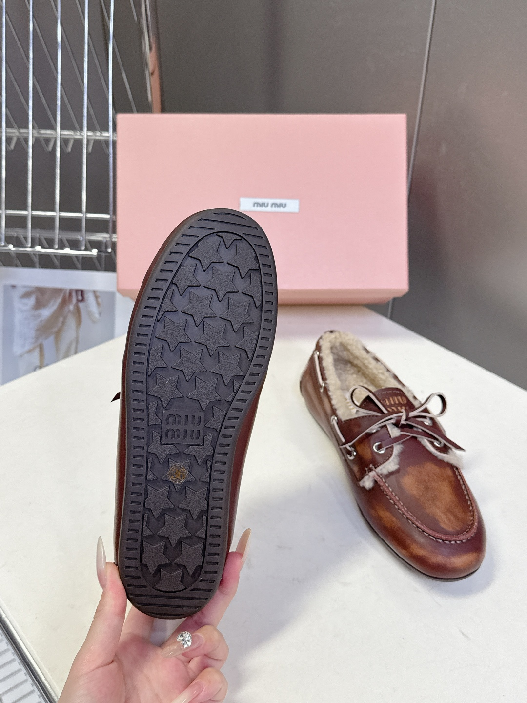 MiuMiu缪缪秋冬最新款 豆豆鞋 毛毛鞋 超多明星网红种草 非常火的薄底设计元素 简简单单的擦色复古小