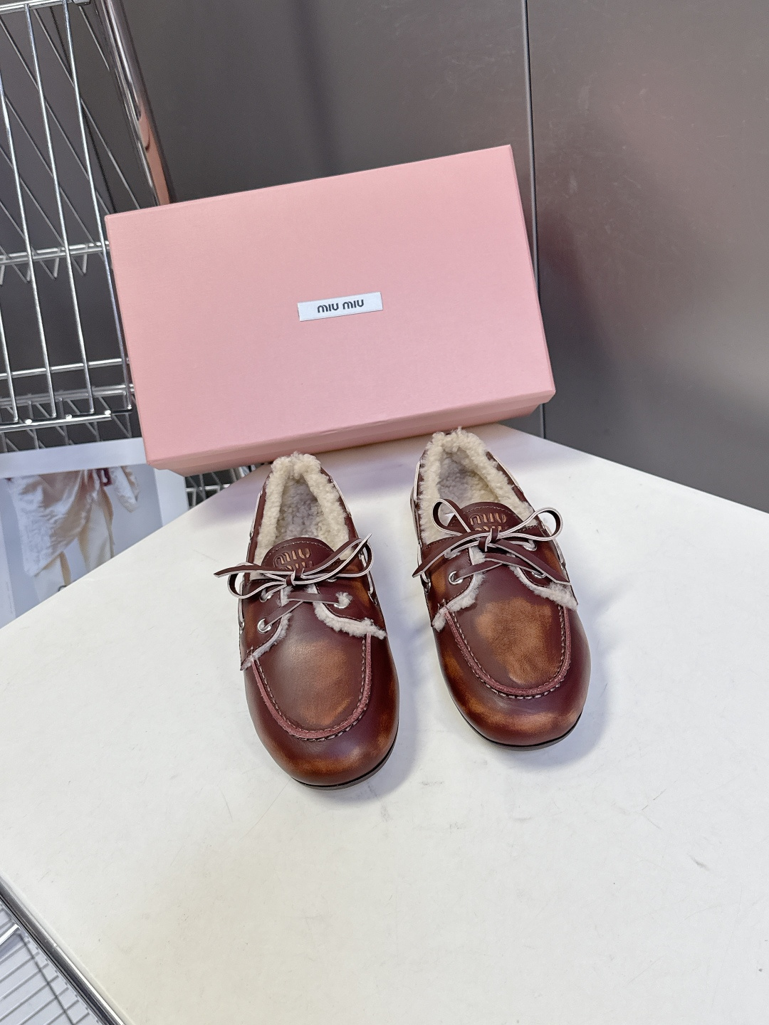 MiuMiu缪缪秋冬最新款 豆豆鞋 毛毛鞋 超多明星网红种草 非常火的薄底设计元素 简简单单的擦色复古小