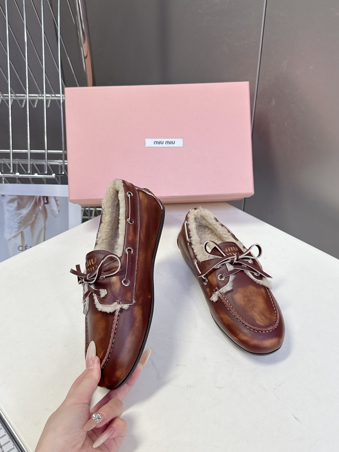 MiuMiu缪缪秋冬最新款 豆豆鞋 毛毛鞋 超多明星网红种草 非常火的薄底设计元素 简简单单的擦色复古小