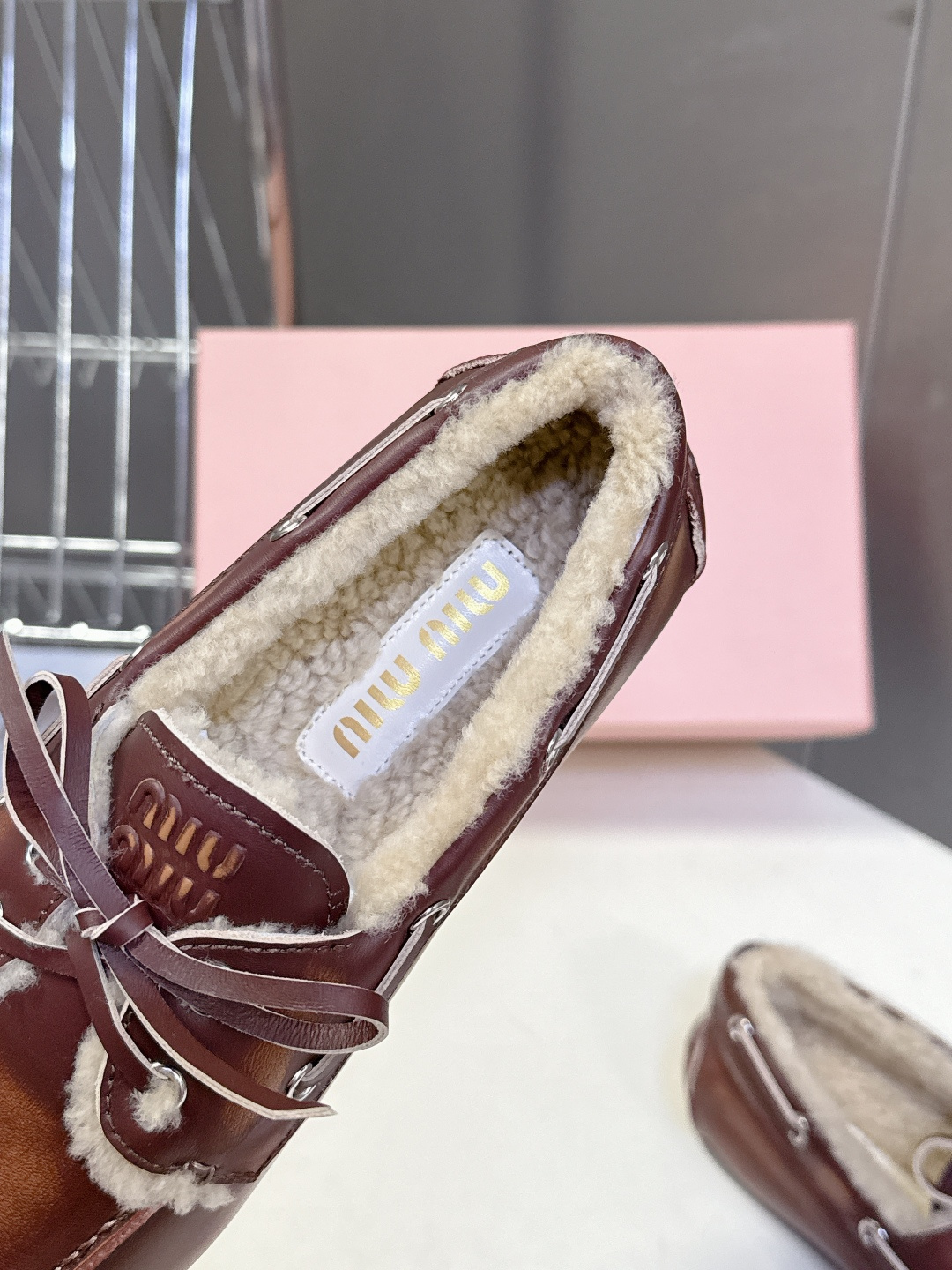 MiuMiu缪缪秋冬最新款 豆豆鞋 毛毛鞋 超多明星网红种草 非常火的薄底设计元素 简简单单的擦色复古小