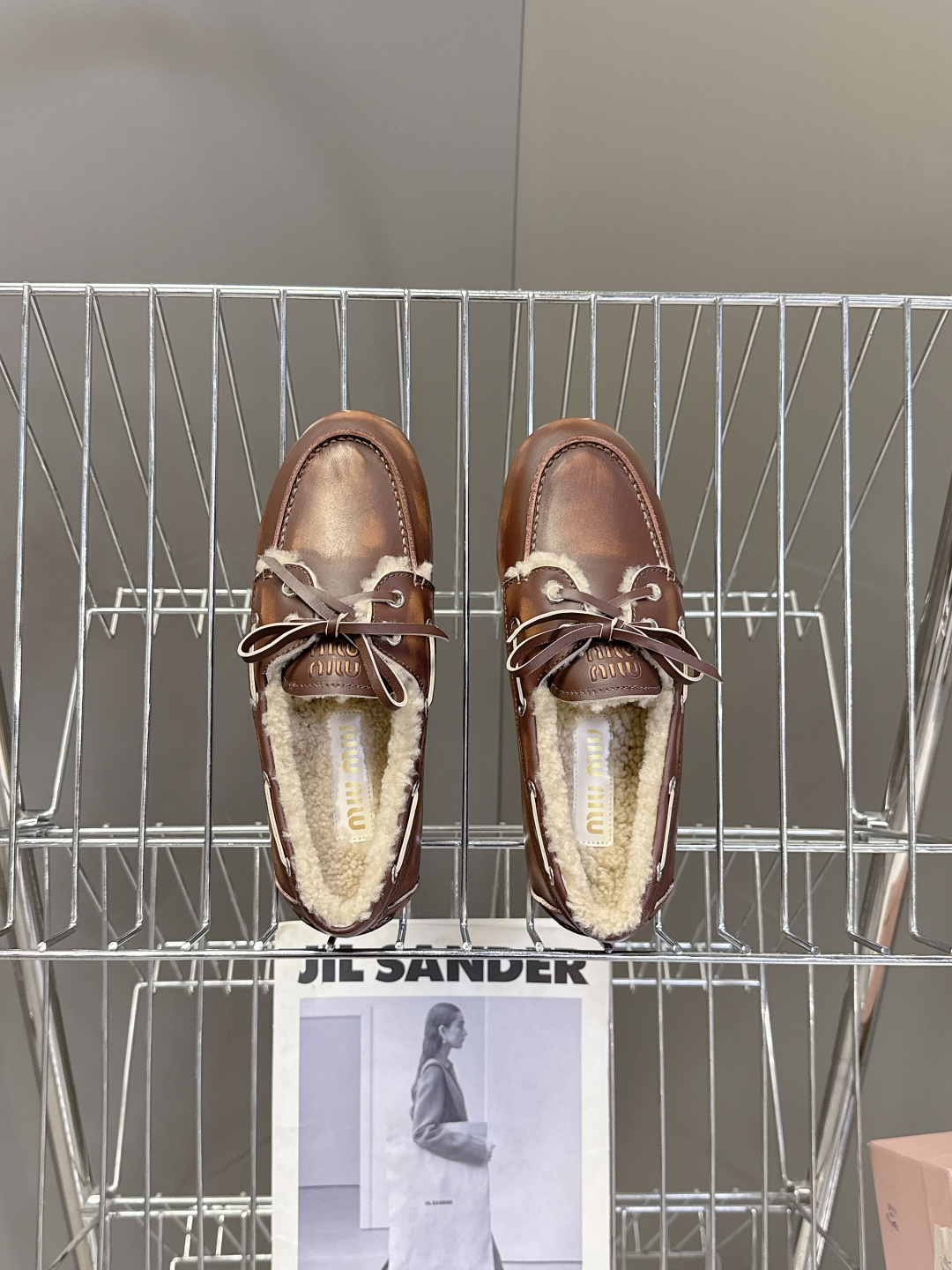 MiuMiu缪缪秋冬最新款 豆豆鞋 毛毛鞋 超多明星网红种草 非常火的薄底设计元素 简简单单的擦色复古小