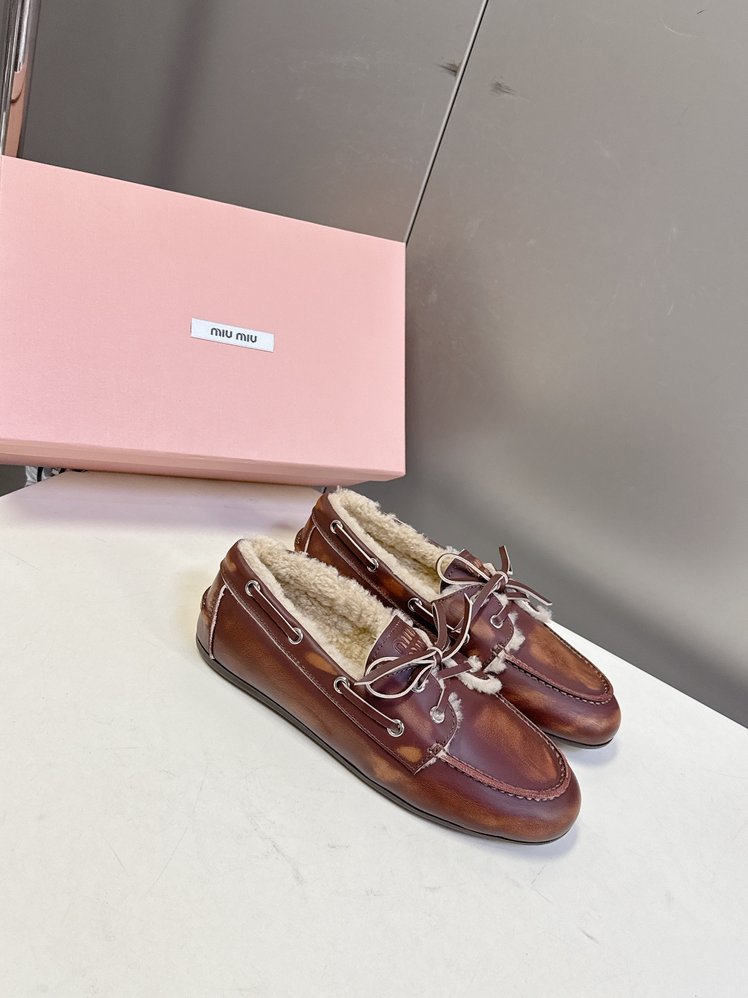 MiuMiu缪缪秋冬最新款 豆豆鞋 毛毛鞋 超多明星网红种草 非常火的薄底设计元素 简简单单的擦色复古小