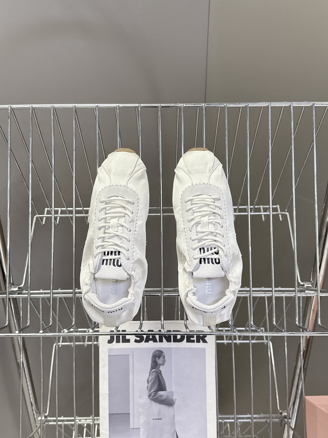 MiuMiu缪缪春夏最新走秀款薄底鞋 休闲鞋 超多明星网红种草 国内外博主刷爆的一款 小红书种草系列 复