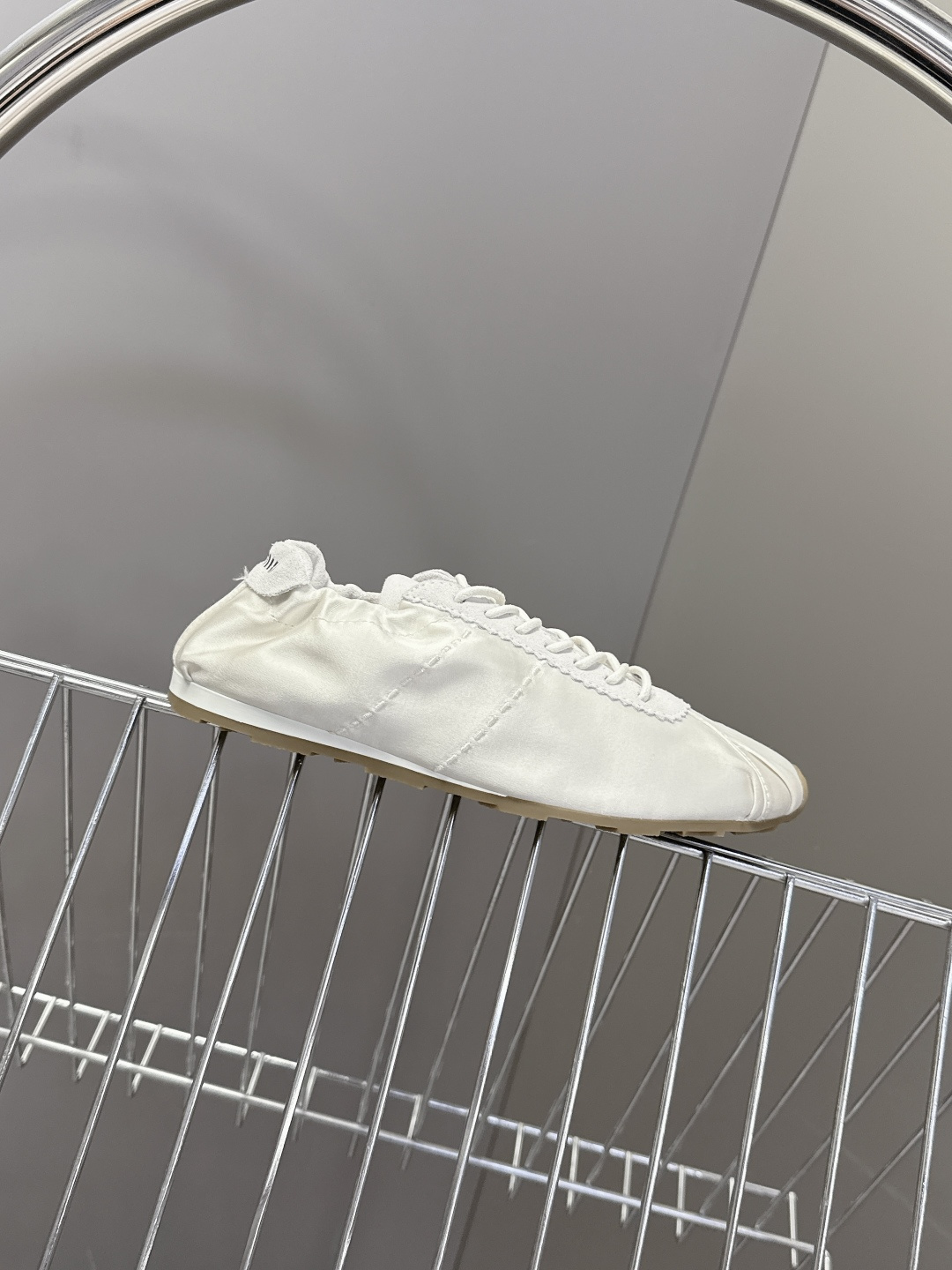 MiuMiu缪缪春夏最新走秀款薄底鞋 休闲鞋 超多明星网红种草 国内外博主刷爆的一款 小红书种草系列 复