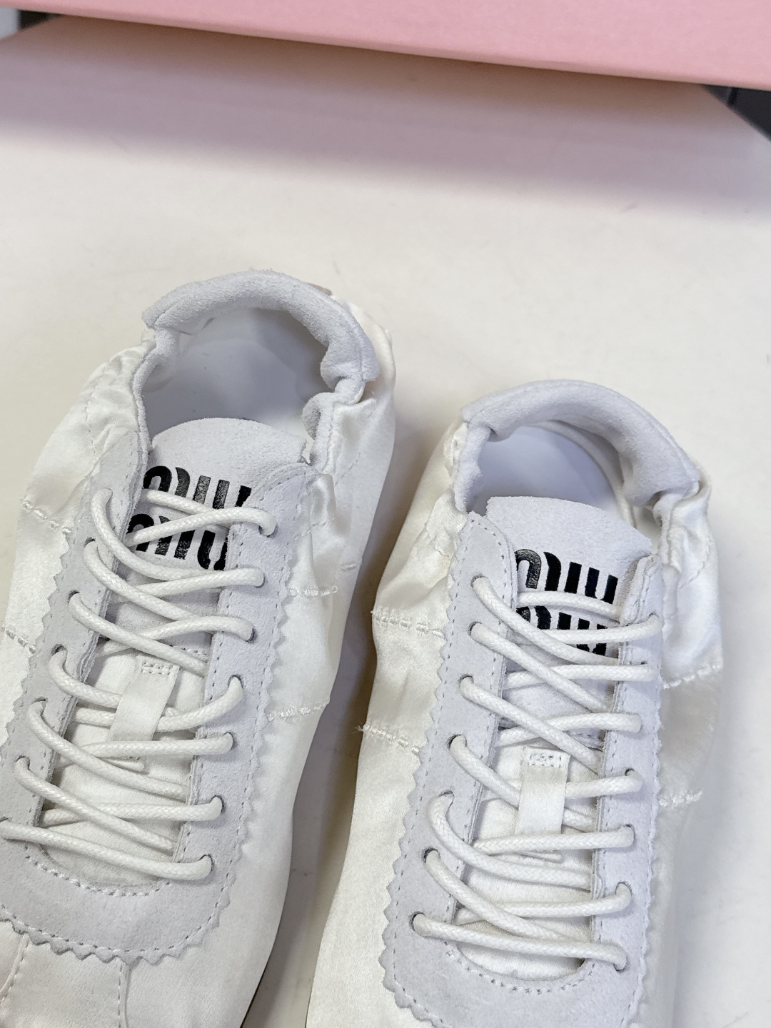 MiuMiu缪缪春夏最新走秀款薄底鞋 休闲鞋 超多明星网红种草 国内外博主刷爆的一款 小红书种草系列 复