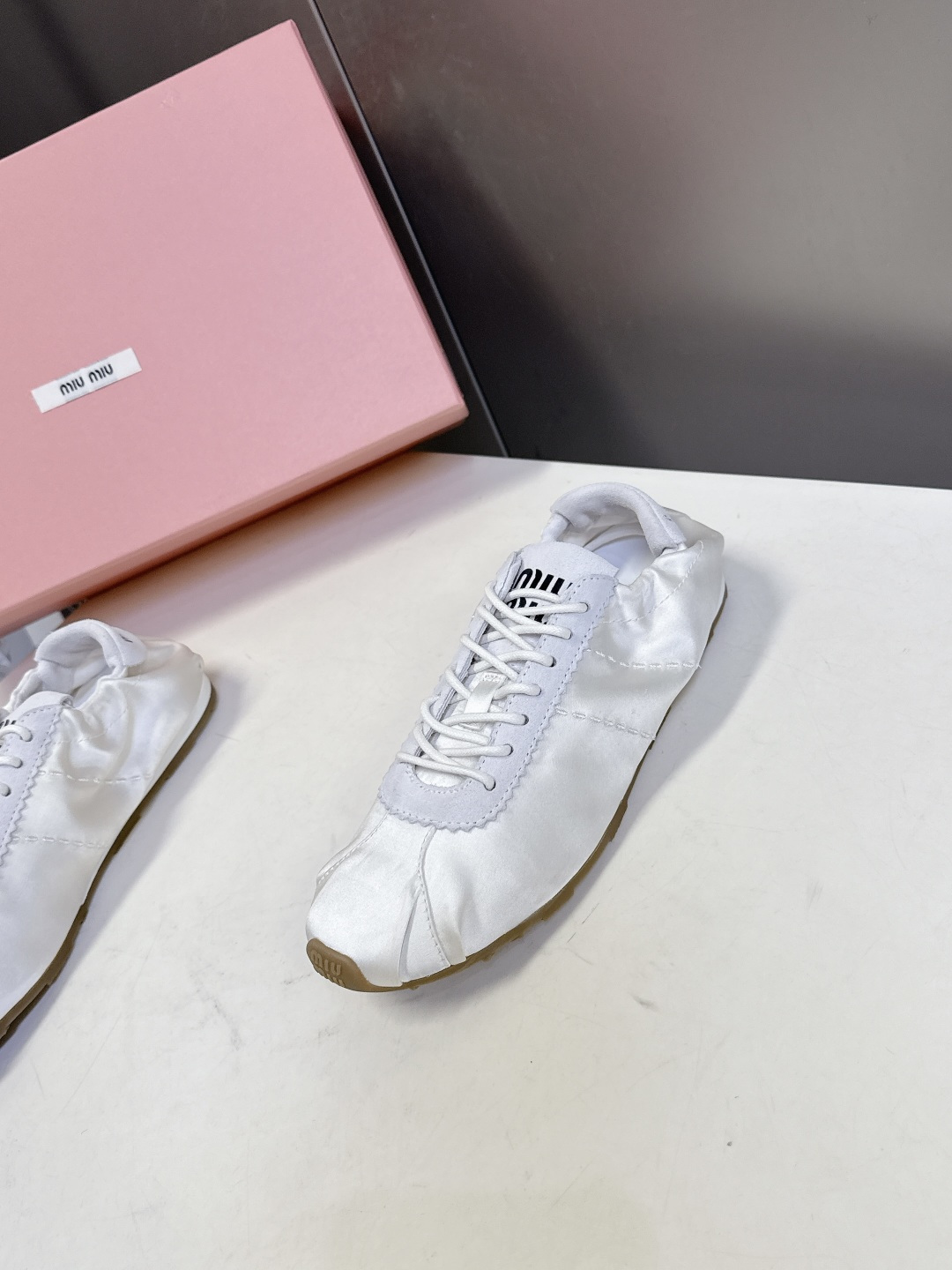 MiuMiu缪缪春夏最新走秀款薄底鞋 休闲鞋 超多明星网红种草 国内外博主刷爆的一款 小红书种草系列 复