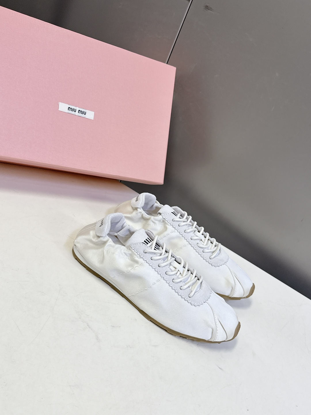 MiuMiu缪缪春夏最新走秀款薄底鞋 休闲鞋 超多明星网红种草 国内外博主刷爆的一款 小红书种草系列 复