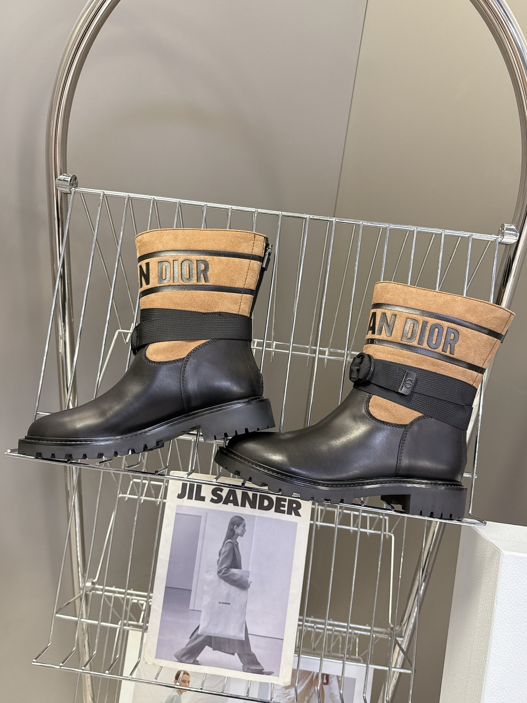 Dior迪奥秋冬最新款骑士靴 短靴 超多明星网红种草 时尚与潮流同时拥有 简约的设计 细节充满品牌元素 