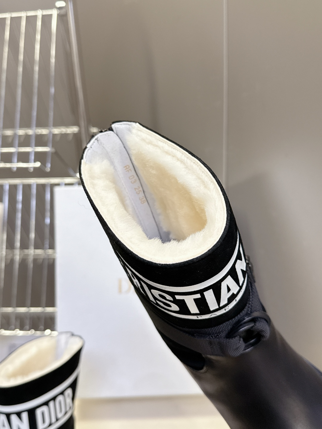 Dior迪奥秋冬最新款骑士靴 毛靴 超多明星网红种草 时尚与潮流同时拥有 简约的设计 细节充满品牌元素 