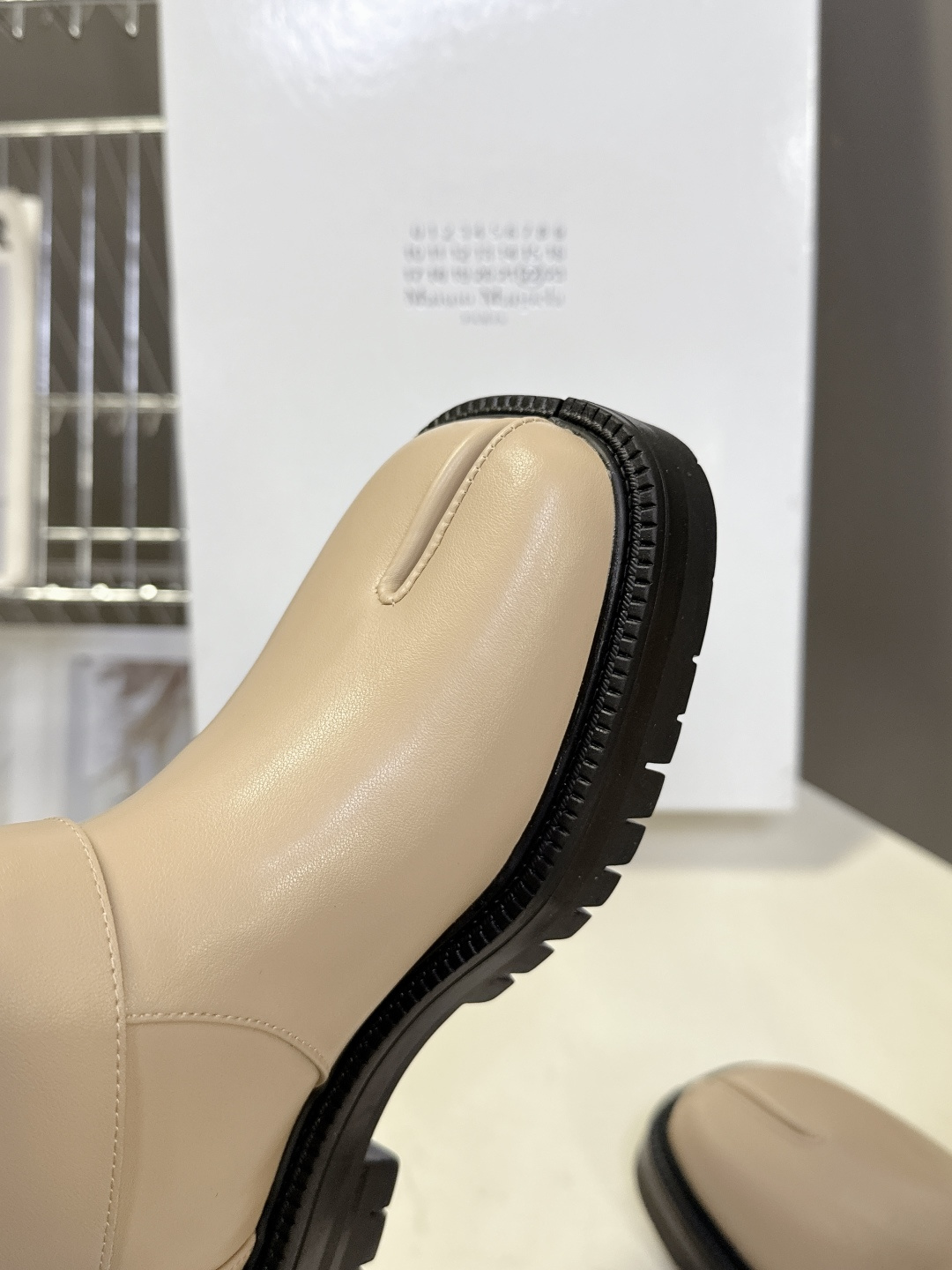 马吉拉MM6秋冬最新款复古长靴 超多明星网红种草 简约的配色和百搭 上脚 时尚感十足 💯 上脚超级舒服的