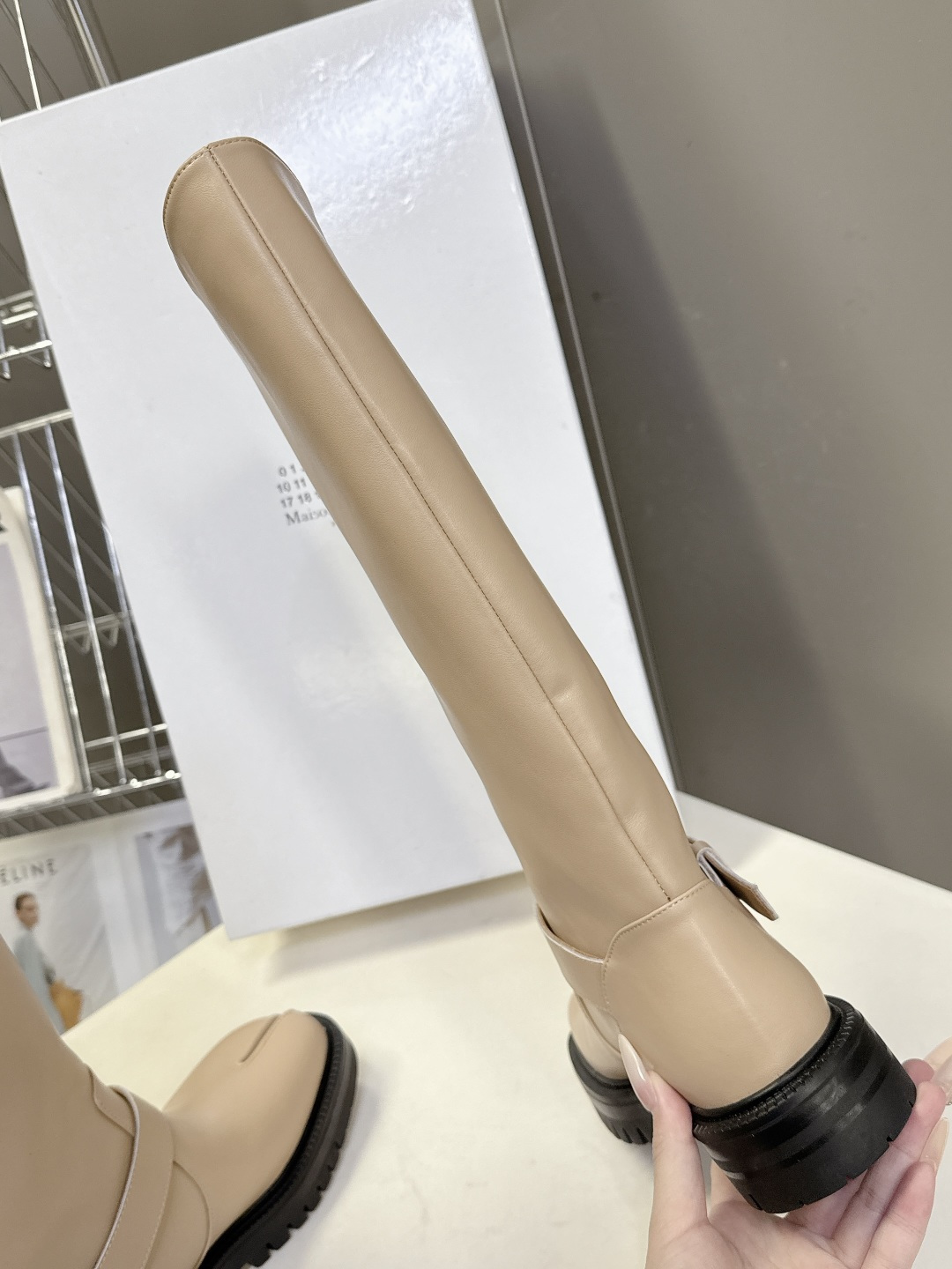 马吉拉MM6秋冬最新款复古长靴 超多明星网红种草 简约的配色和百搭 上脚 时尚感十足 💯 上脚超级舒服的