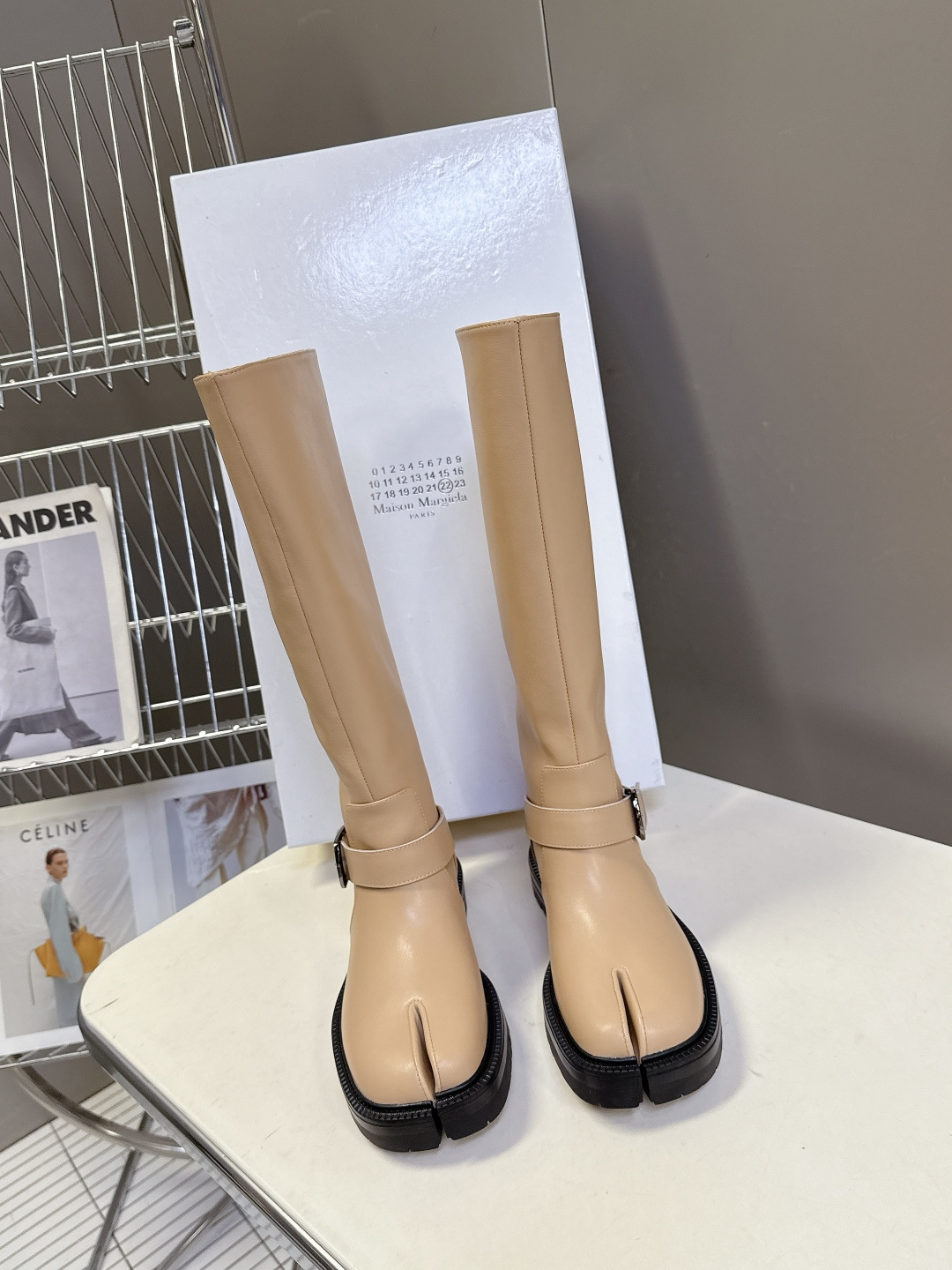 马吉拉MM6秋冬最新款复古长靴 超多明星网红种草 简约的配色和百搭 上脚 时尚感十足 💯 上脚超级舒服的