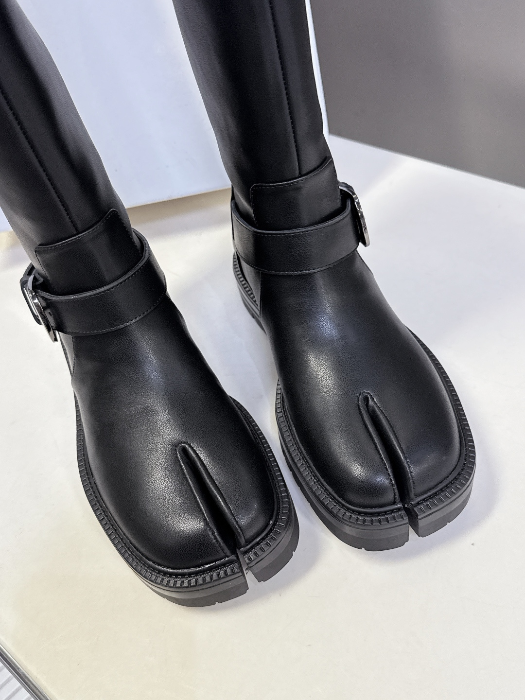 马吉拉MM6秋冬最新款复古长靴 超多明星网红种草 简约的配色和百搭 上脚 时尚感十足 💯 上脚超级舒服的