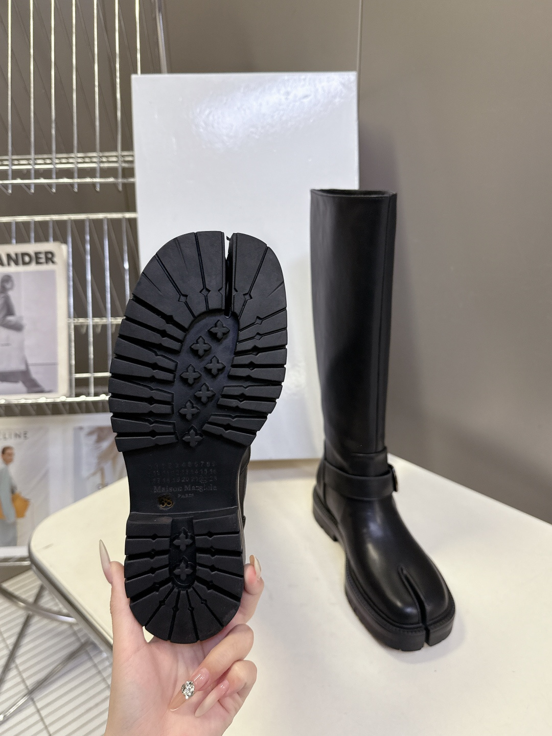 马吉拉MM6秋冬最新款复古长靴 超多明星网红种草 简约的配色和百搭 上脚 时尚感十足 💯 上脚超级舒服的