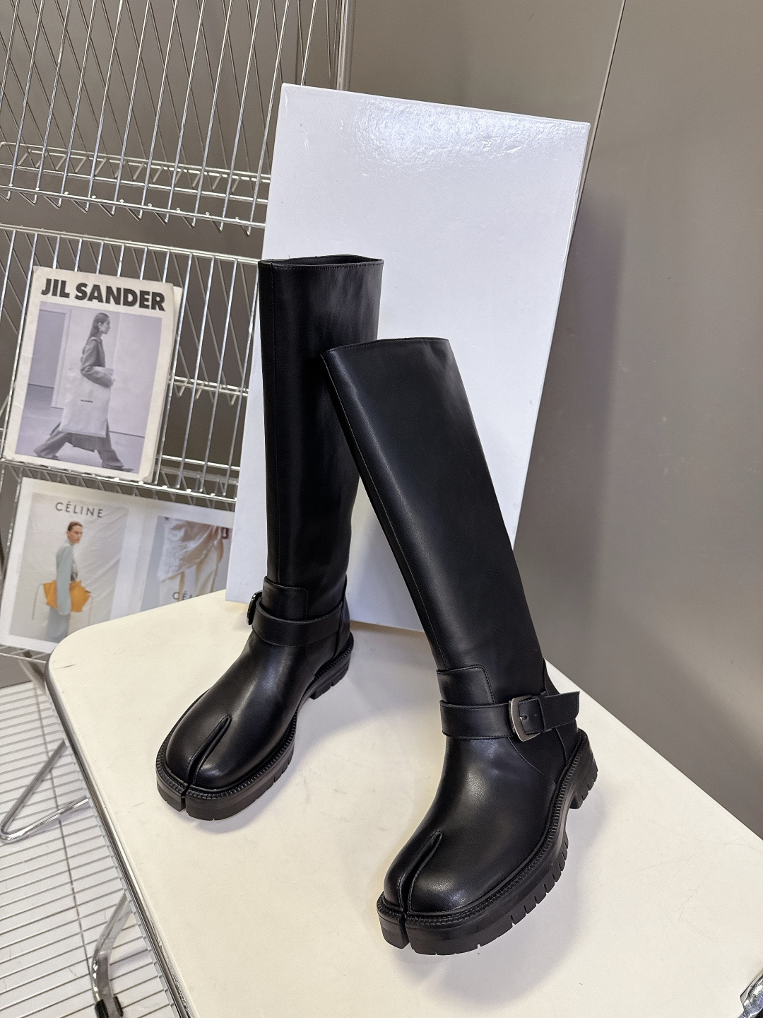 马吉拉MM6秋冬最新款复古长靴 超多明星网红种草 简约的配色和百搭 上脚 时尚感十足 💯 上脚超级舒服的