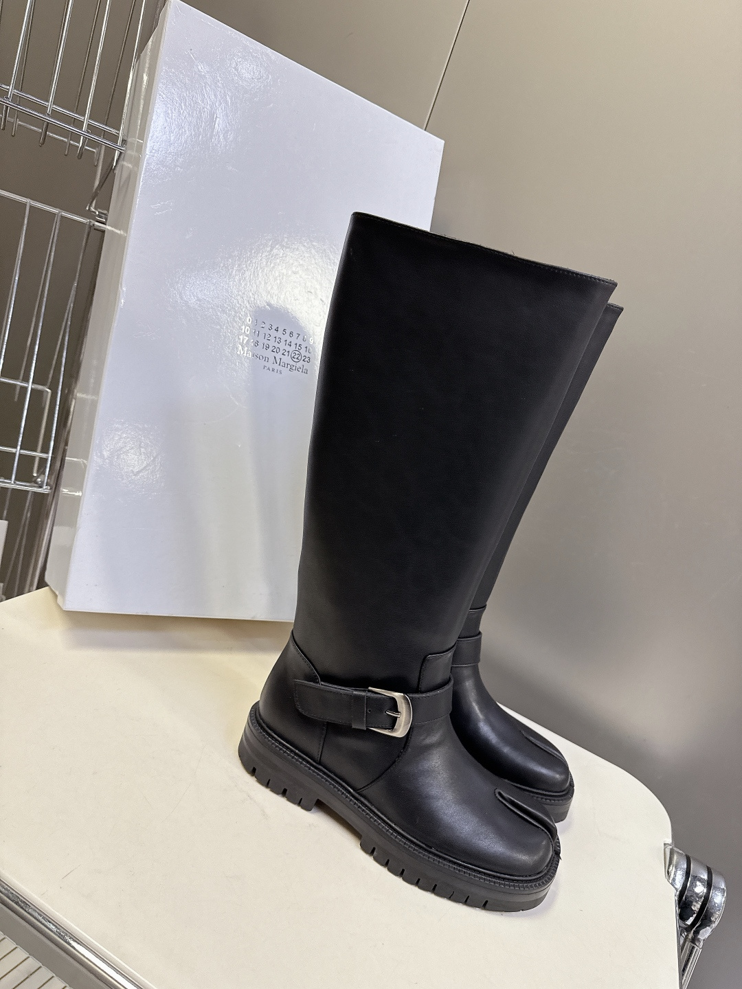 马吉拉MM6秋冬最新款复古长靴 超多明星网红种草 简约的配色和百搭 上脚 时尚感十足 💯 上脚超级舒服的