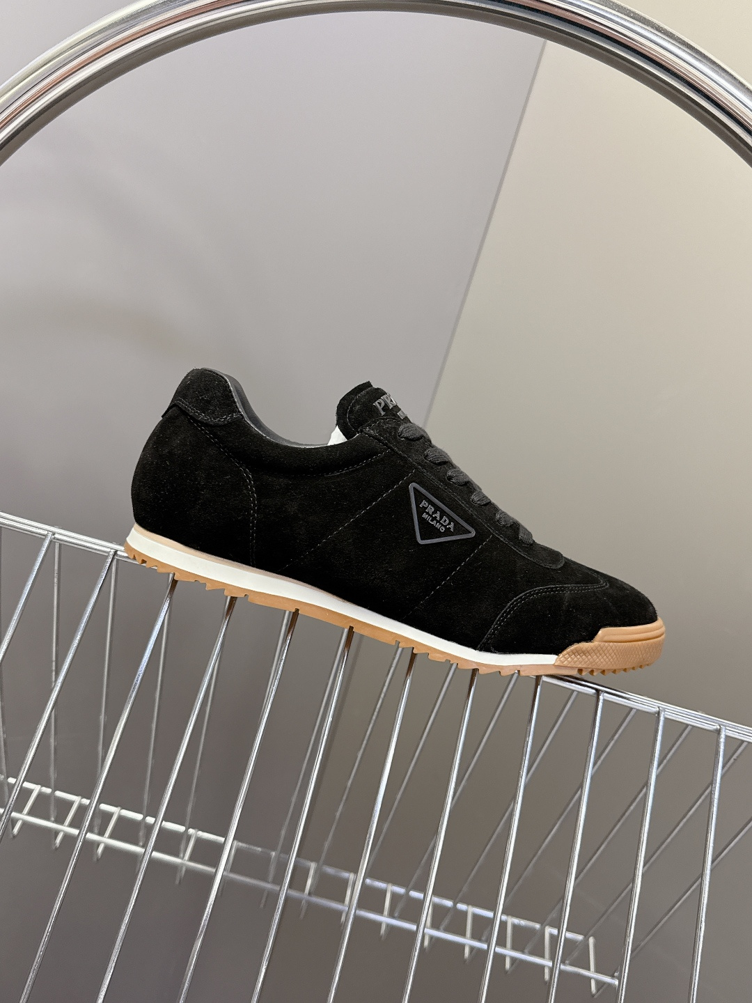 PRADA普拉达最新复古情侣款三角标 休闲鞋 超多明星时尚博主种草 走秀款 复古感时髦满满 随意百搭 时