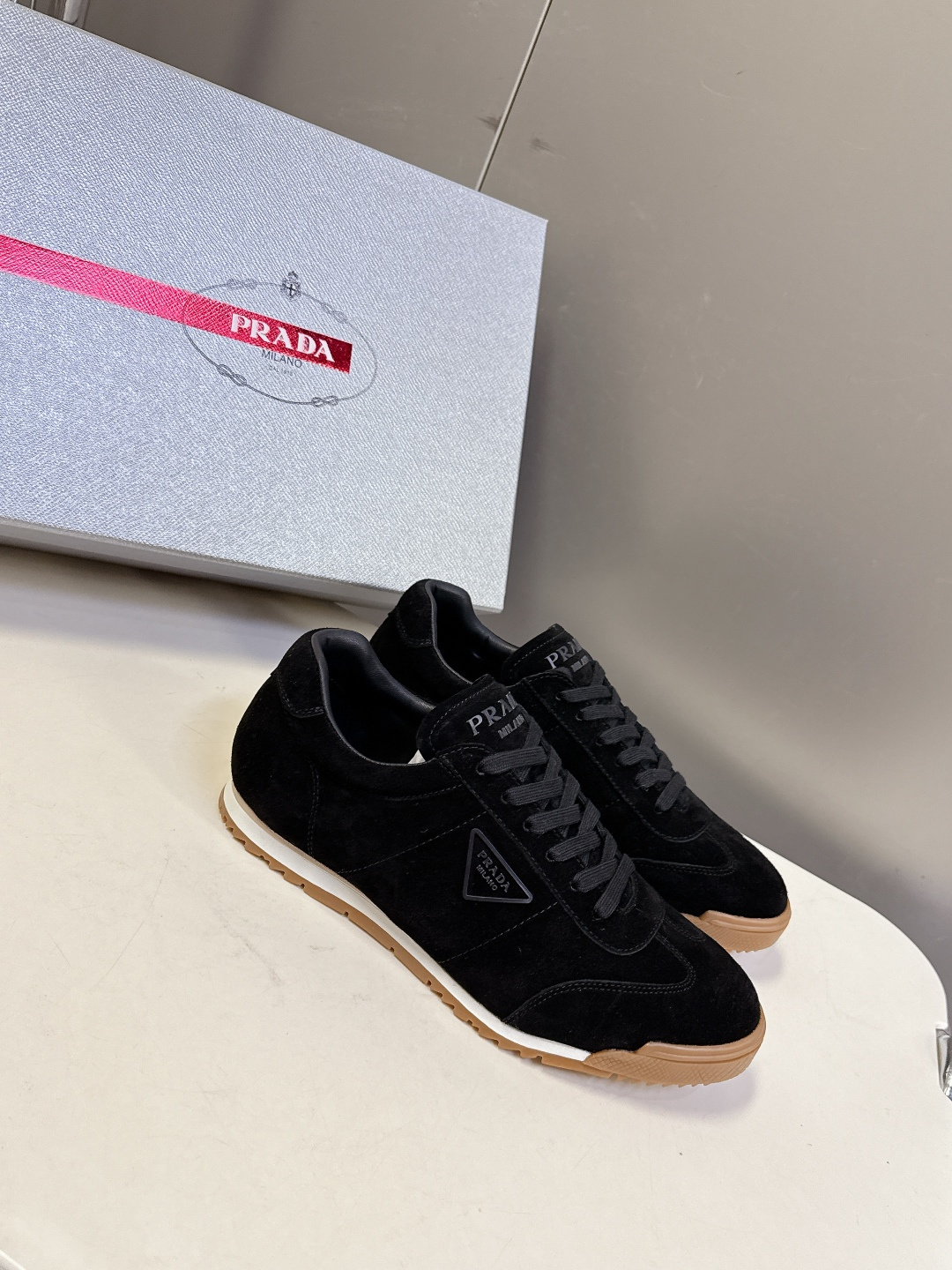 PRADA普拉达最新复古情侣款三角标 休闲鞋 超多明星时尚博主种草 走秀款 复古感时髦满满 随意百搭 时