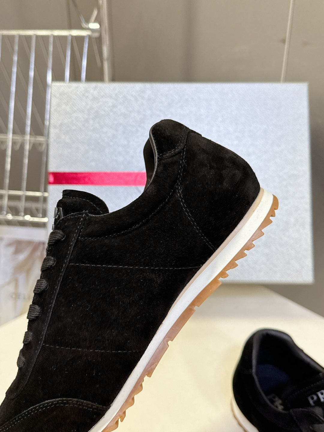 PRADA普拉达最新复古情侣款三角标 休闲鞋 超多明星时尚博主种草 走秀款 复古感时髦满满 随意百搭 时