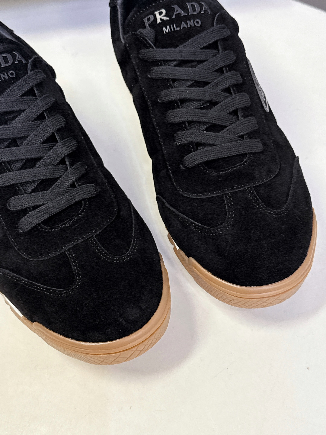 PRADA普拉达最新复古情侣款三角标 休闲鞋 超多明星时尚博主种草 走秀款 复古感时髦满满 随意百搭 时