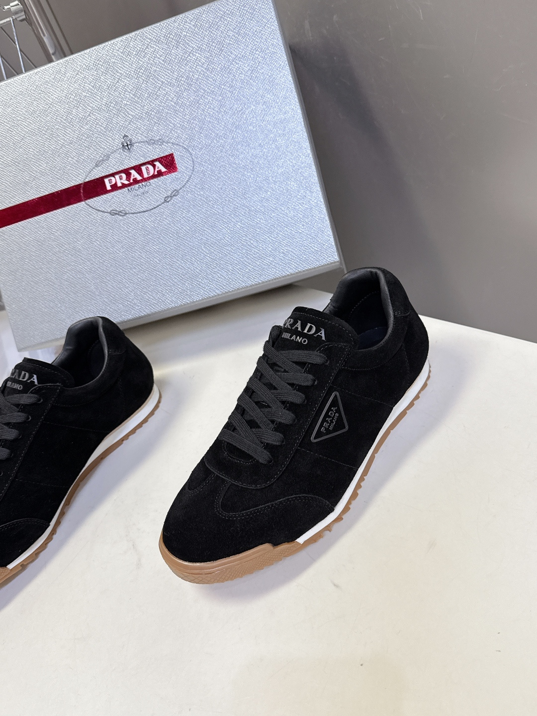 PRADA普拉达最新复古情侣款三角标 休闲鞋 超多明星时尚博主种草 走秀款 复古感时髦满满 随意百搭 时