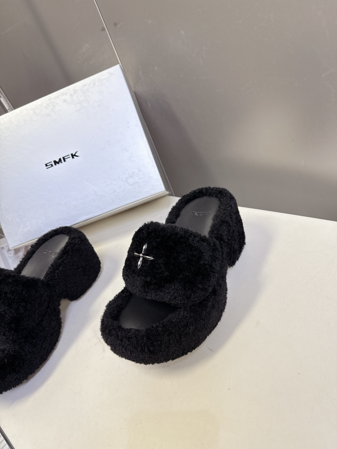 SMFK小众潮牌秋冬最新款厚底 毛毛拖鞋超多明星网红种草 有点野性有点个性 这一季的smfk真的让人心动