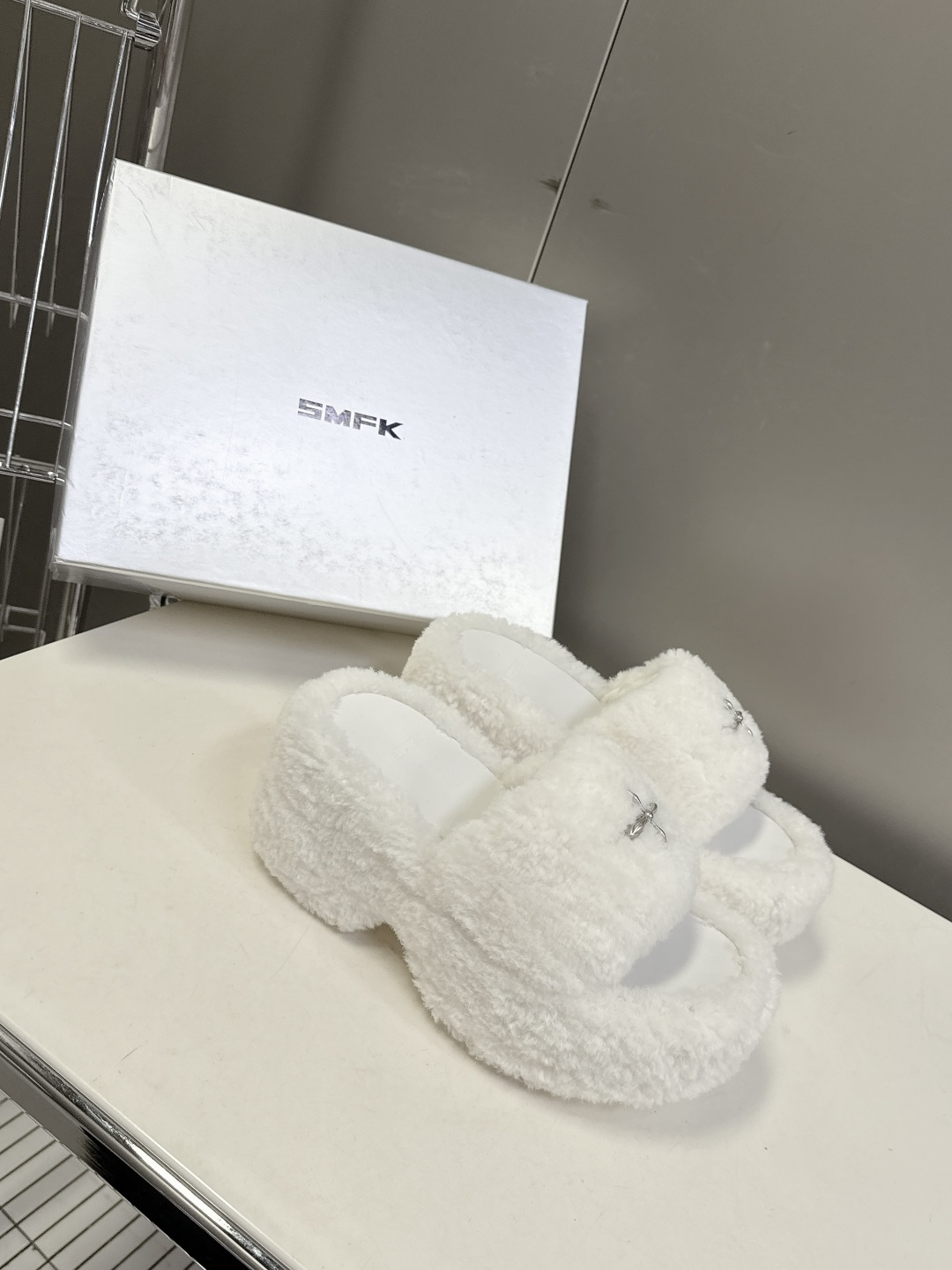 SMFK小众潮牌秋冬最新款厚底 毛毛拖鞋超多明星网红种草 有点野性有点个性 这一季的smfk真的让人心动