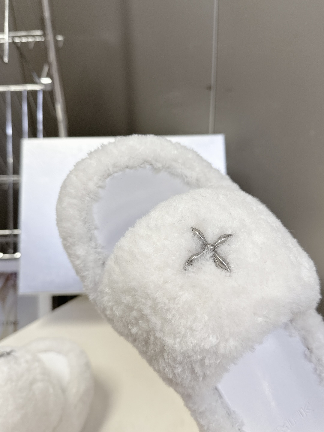 SMFK小众潮牌秋冬最新款厚底 毛毛拖鞋超多明星网红种草 有点野性有点个性 这一季的smfk真的让人心动