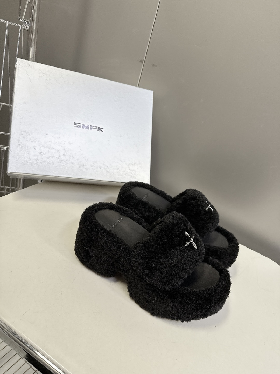 SMFK小众潮牌秋冬最新款厚底 毛毛拖鞋超多明星网红种草 有点野性有点个性 这一季的smfk真的让人心动