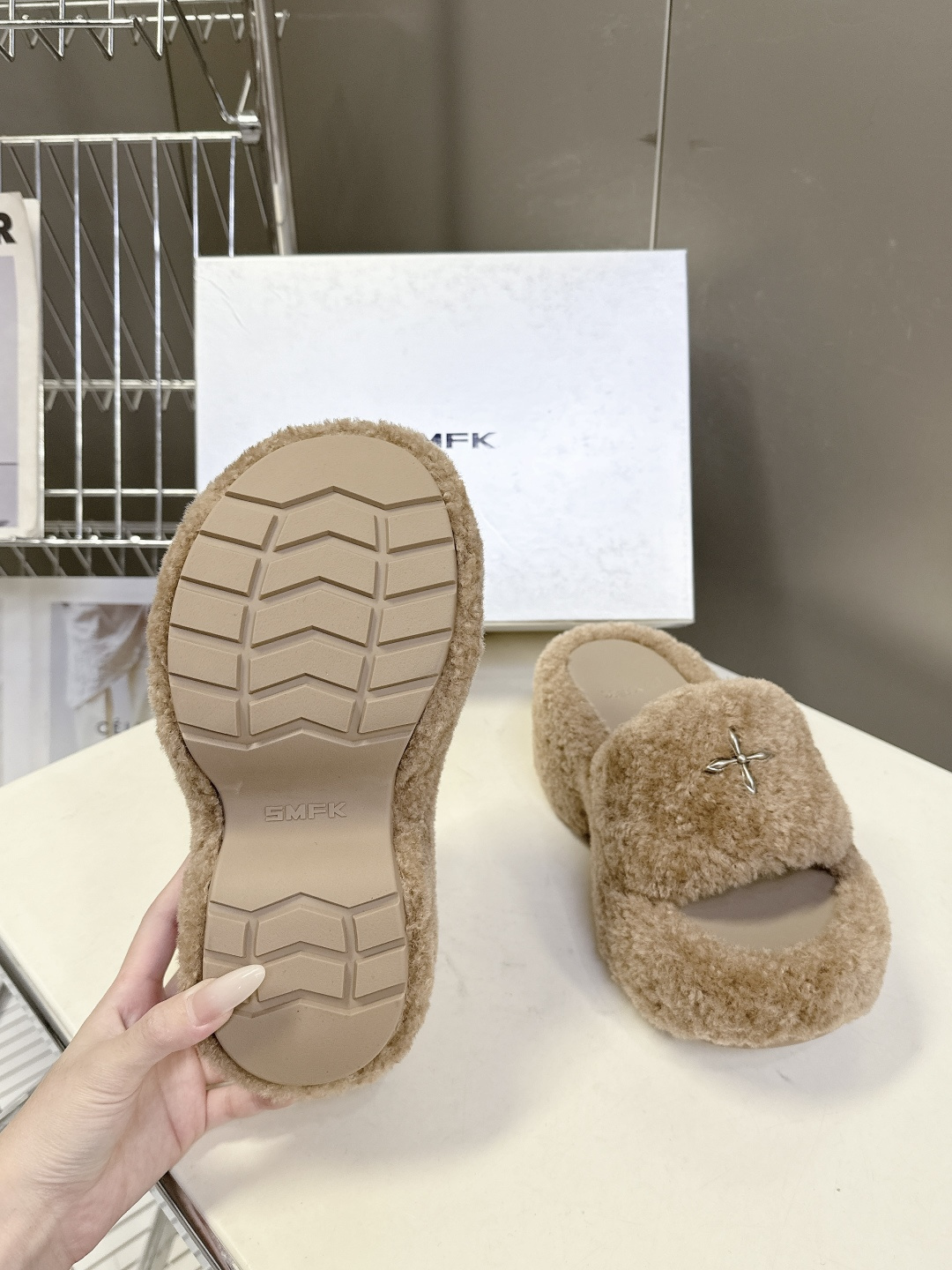 SMFK小众潮牌秋冬最新款厚底 毛毛拖鞋超多明星网红种草 有点野性有点个性 这一季的smfk真的让人心动
