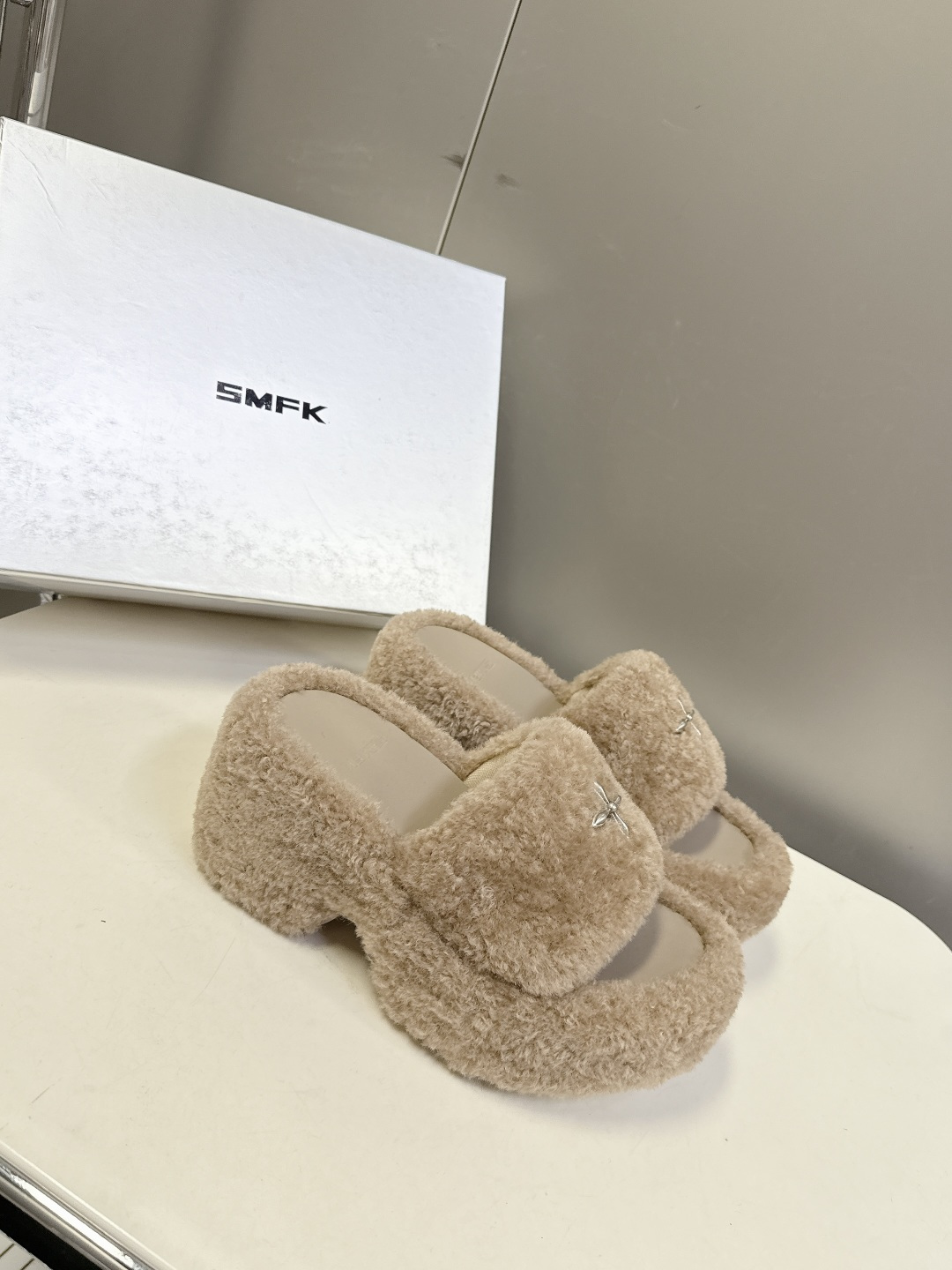SMFK小众潮牌秋冬最新款厚底 毛毛拖鞋超多明星网红种草 有点野性有点个性 这一季的smfk真的让人心动