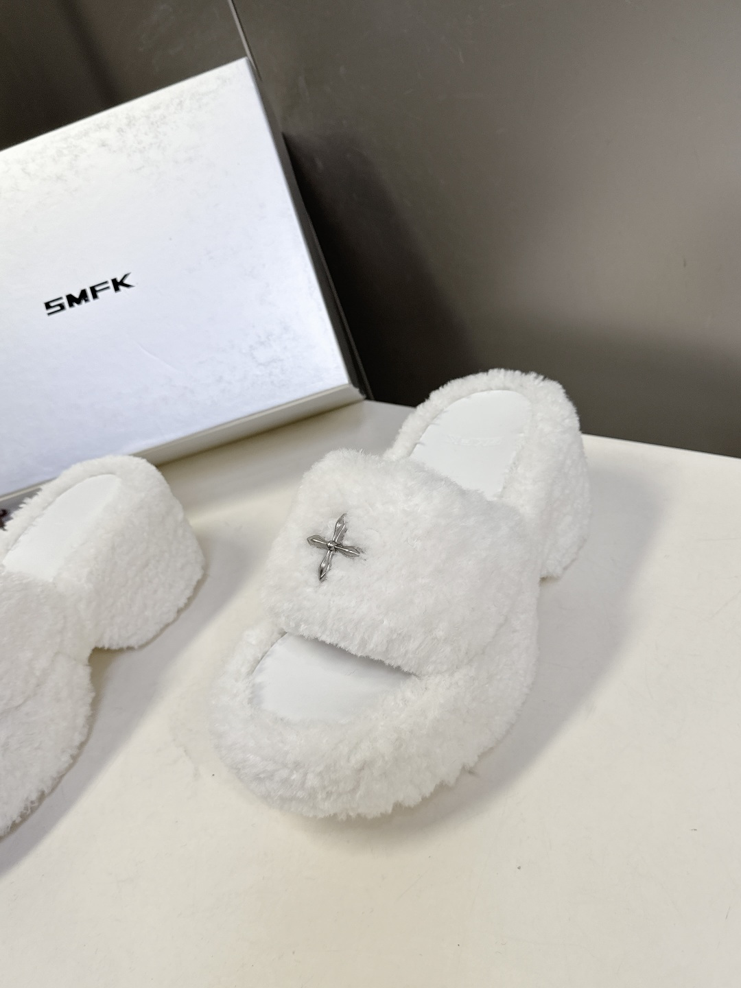 SMFK小众潮牌秋冬最新款厚底 毛毛拖鞋超多明星网红种草 有点野性有点个性 这一季的smfk真的让人心动