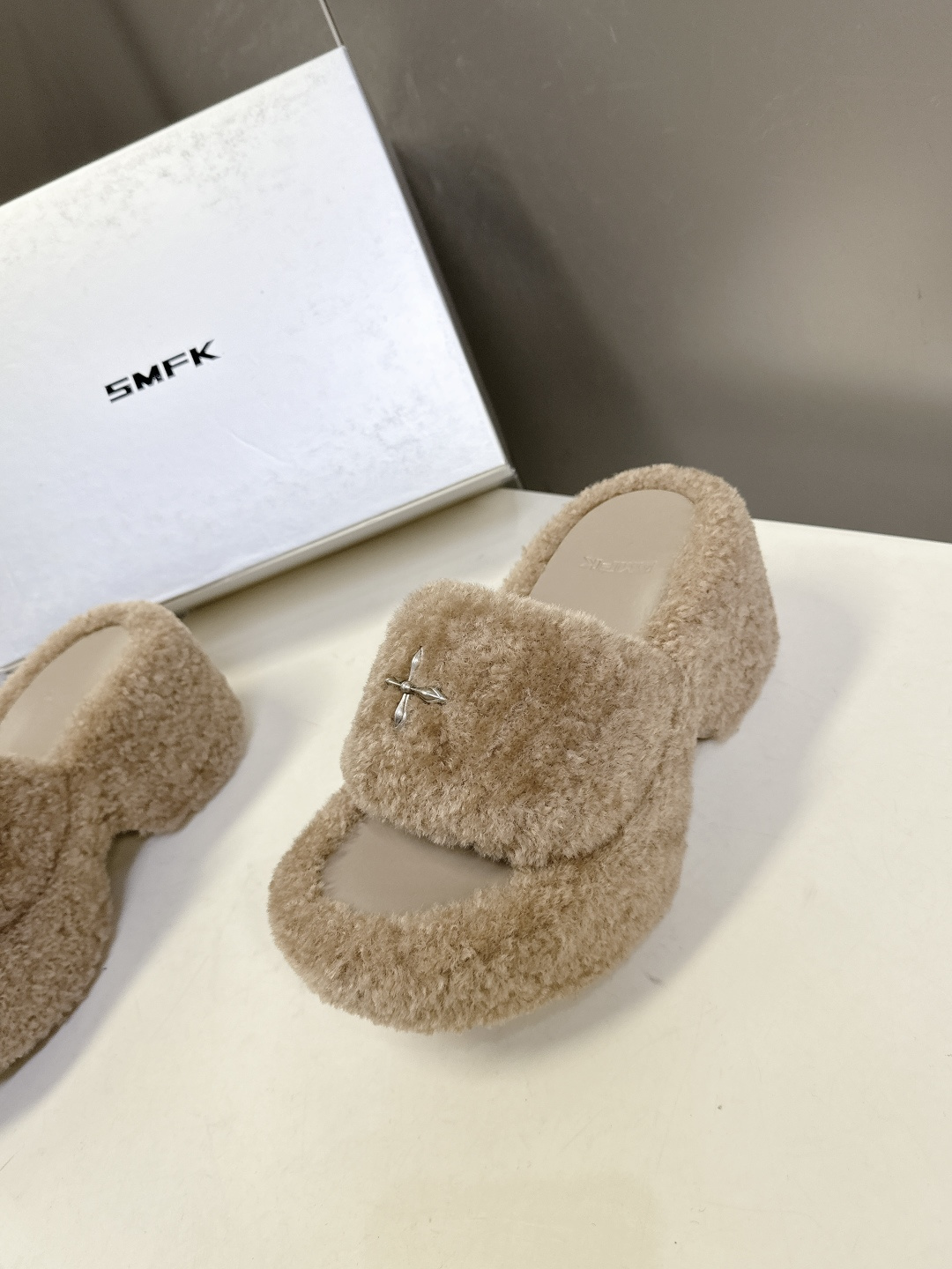 SMFK小众潮牌秋冬最新款厚底 毛毛拖鞋超多明星网红种草 有点野性有点个性 这一季的smfk真的让人心动
