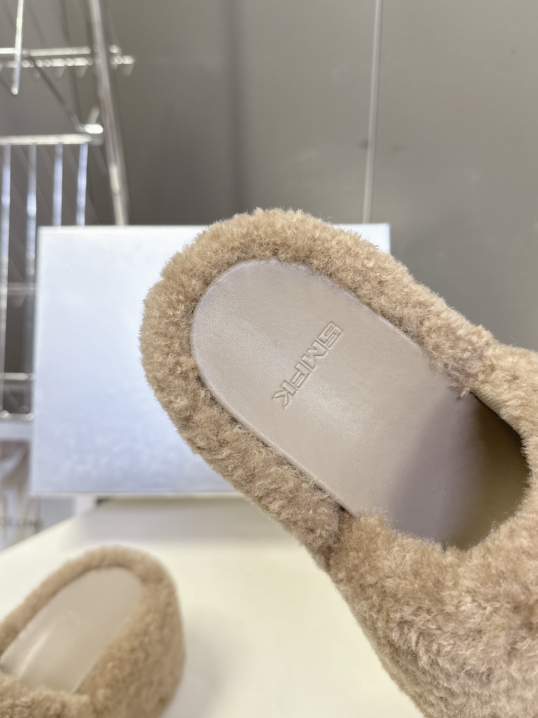 SMFK小众潮牌秋冬最新款厚底 毛毛拖鞋超多明星网红种草 有点野性有点个性 这一季的smfk真的让人心动